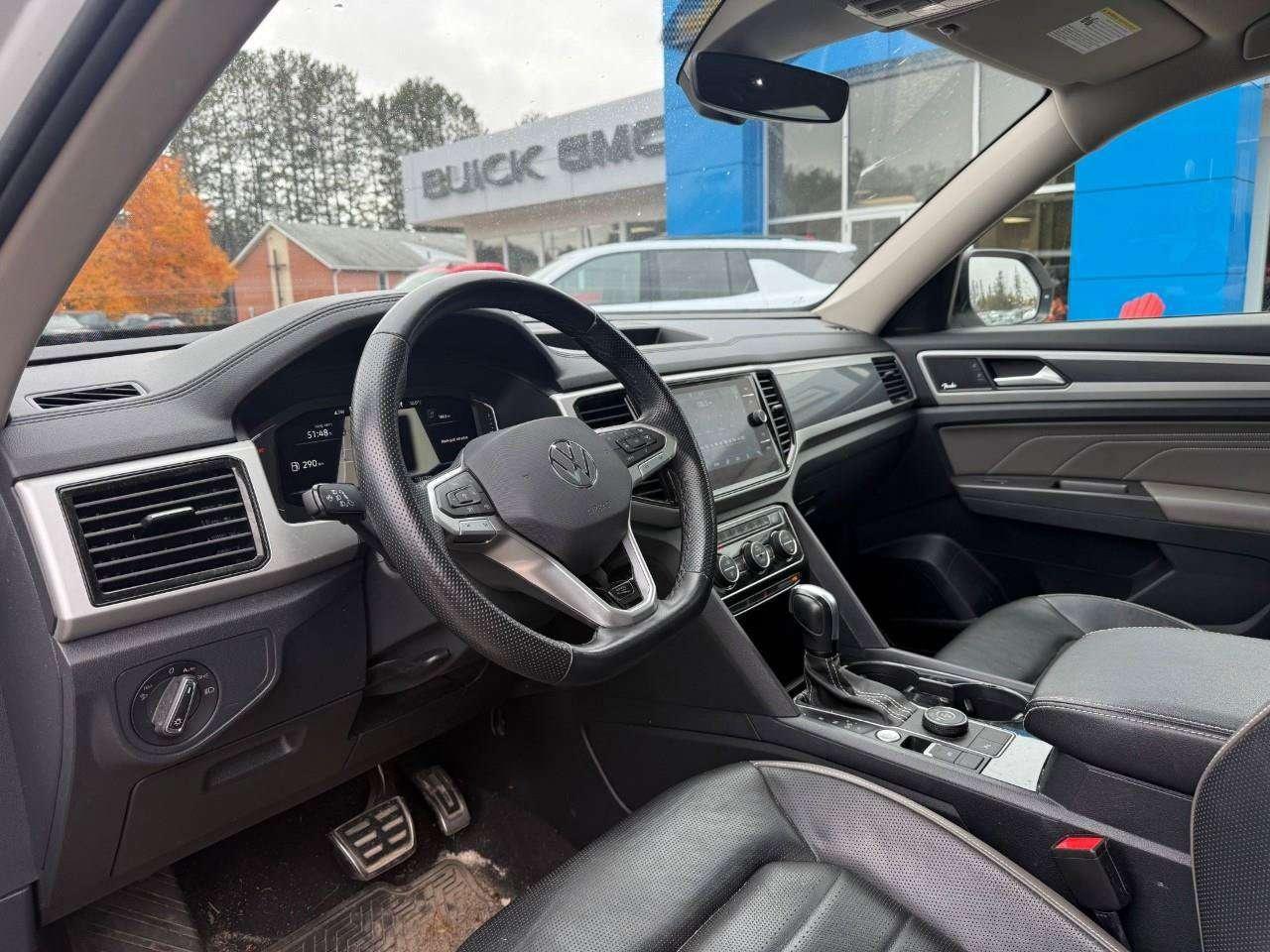 2023 Volkswagen Atlas ALL WEATHER MATS. 7 SEATER. PANORAMIC SUNROOF. FENDER AUDIO SYSTEM. HEATED FRONT AND REAR SEATS. CERTIFIED. Photo