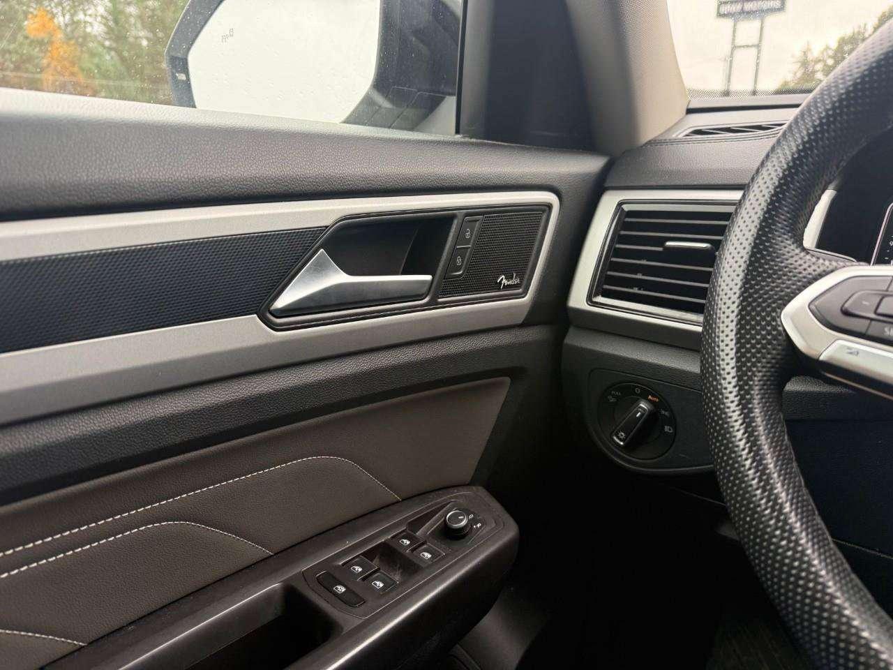 2023 Volkswagen Atlas ALL WEATHER MATS. 7 SEATER. PANORAMIC SUNROOF. FENDER AUDIO SYSTEM. HEATED FRONT AND REAR SEATS. CERTIFIED. Photo