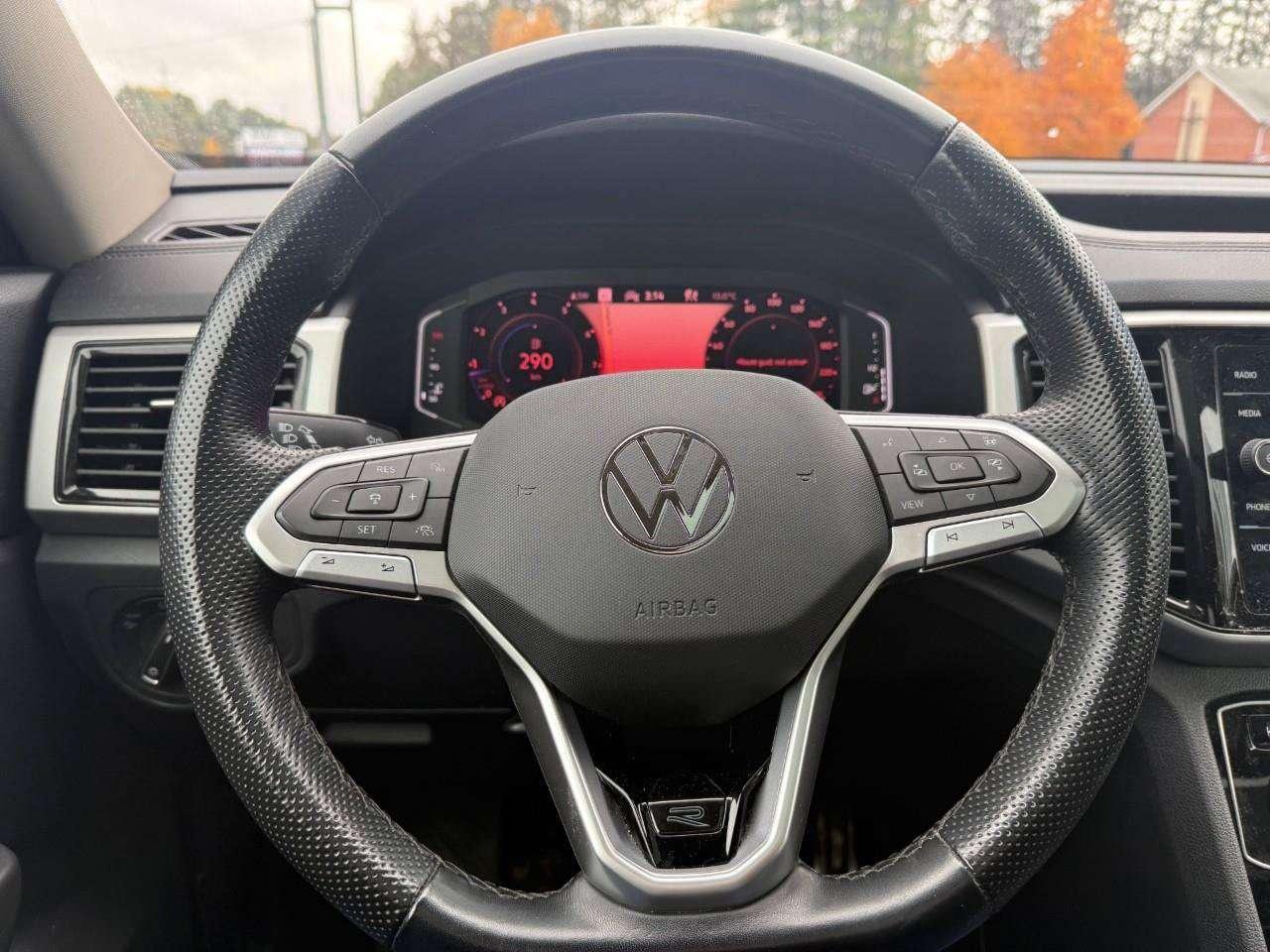 2023 Volkswagen Atlas ALL WEATHER MATS. 7 SEATER. PANORAMIC SUNROOF. FENDER AUDIO SYSTEM. HEATED FRONT AND REAR SEATS. CERTIFIED. Photo