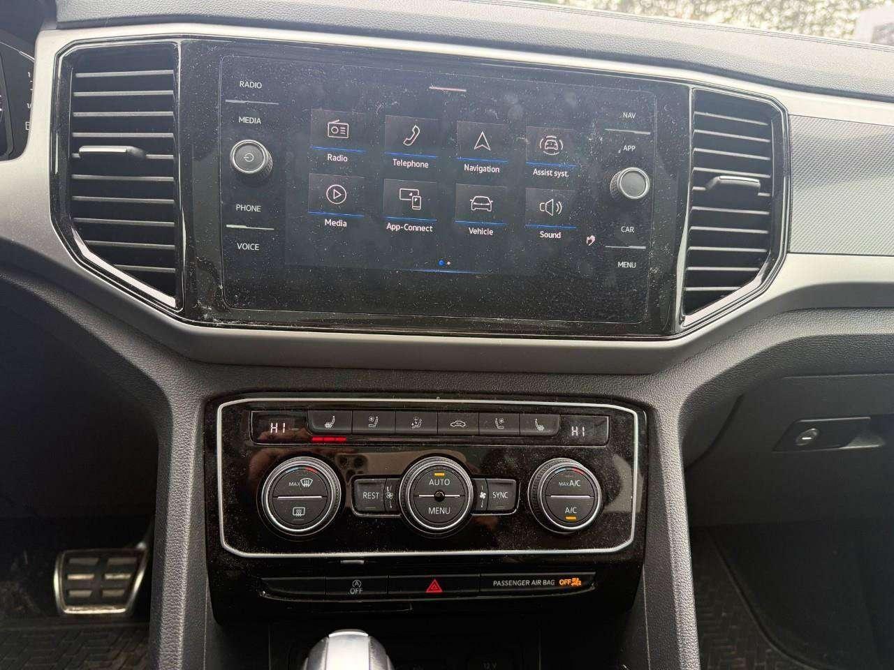 2023 Volkswagen Atlas ALL WEATHER MATS. 7 SEATER. PANORAMIC SUNROOF. FENDER AUDIO SYSTEM. HEATED FRONT AND REAR SEATS. CERTIFIED. Photo