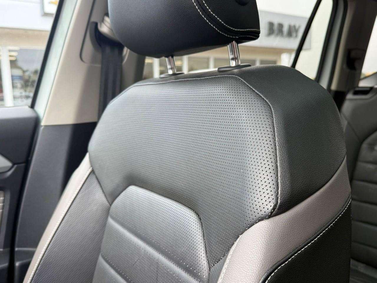 2023 Volkswagen Atlas ALL WEATHER MATS. 7 SEATER. PANORAMIC SUNROOF. FENDER AUDIO SYSTEM. HEATED FRONT AND REAR SEATS. CERTIFIED. Photo