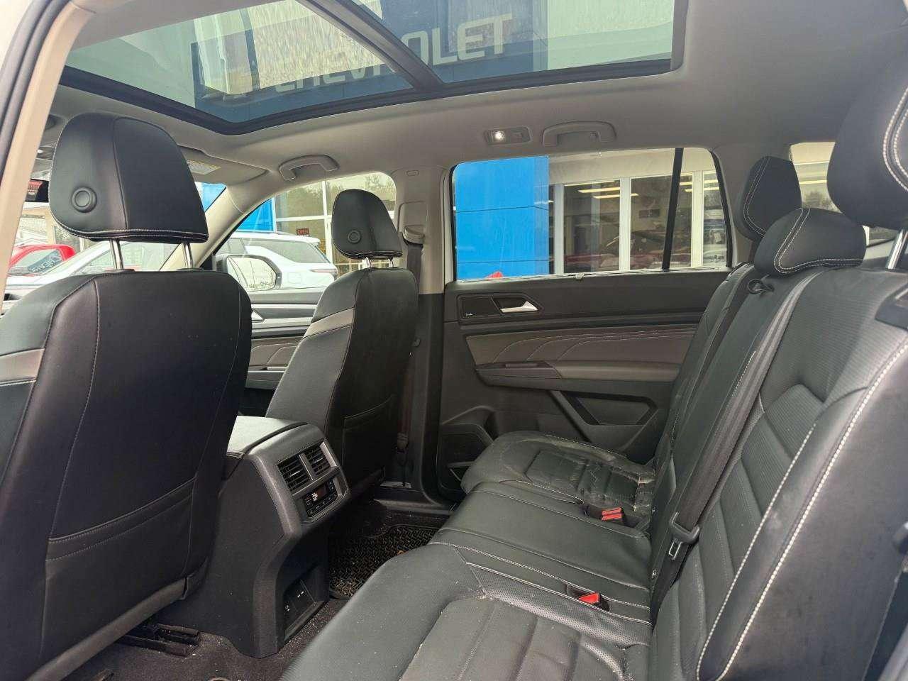 2023 Volkswagen Atlas ALL WEATHER MATS. 7 SEATER. PANORAMIC SUNROOF. FENDER AUDIO SYSTEM. HEATED FRONT AND REAR SEATS. CERTIFIED. Photo