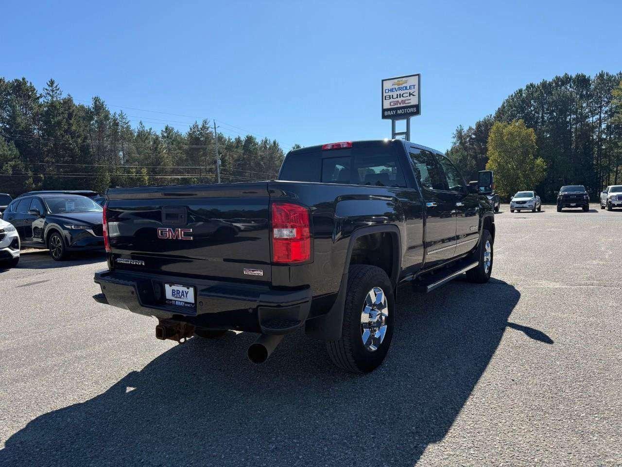 2017 GMC SIERRA 2500HD RUNNING BOARDS. TONNEAU. BEDLINER. ALL WEATHER MATS. SUNROOF. H.D TRAILERING PKG. REAR VISION CAMERA. CERTIFIED. Photo
