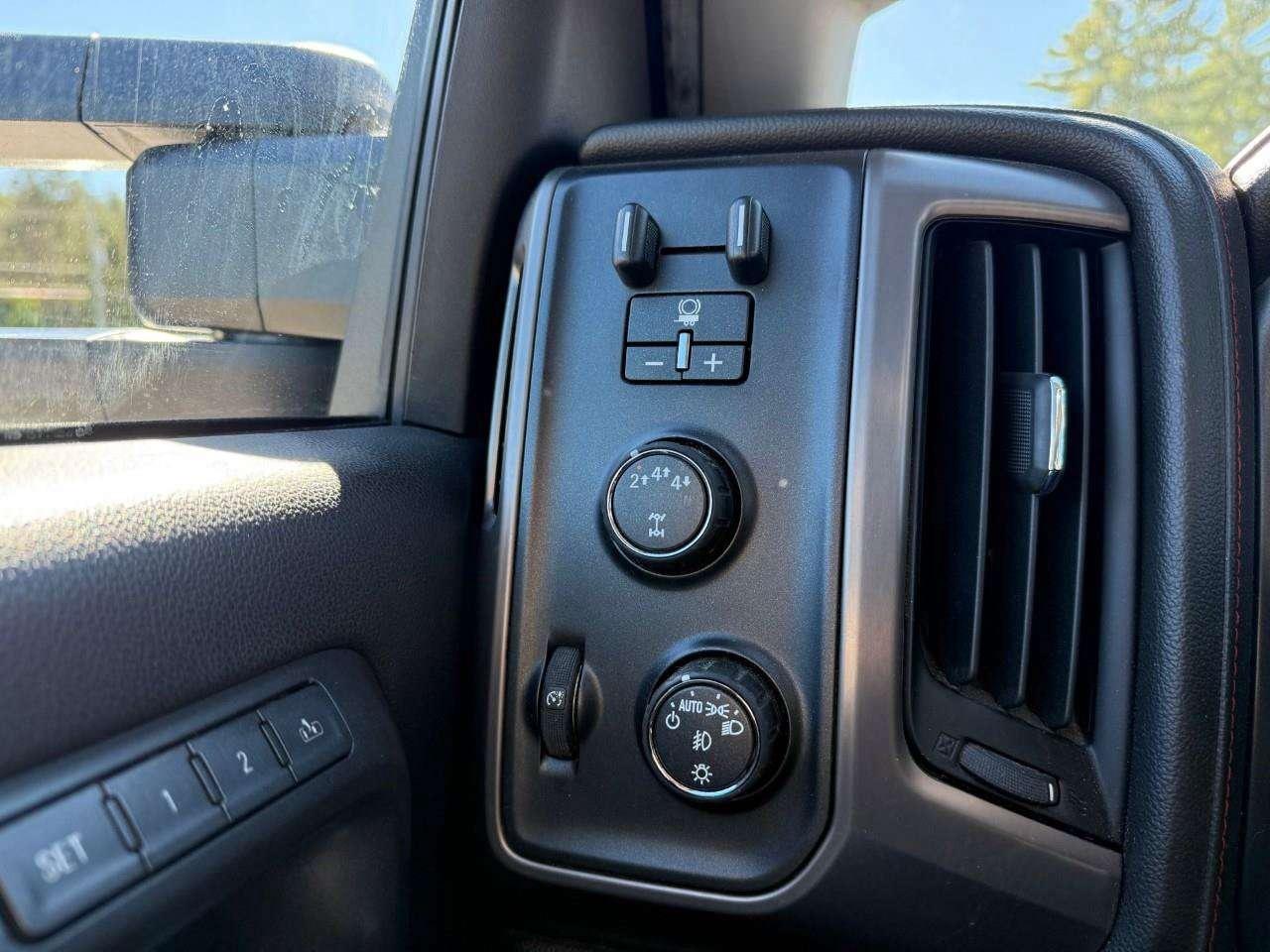 2017 GMC SIERRA 2500HD RUNNING BOARDS. TONNEAU. BEDLINER. ALL WEATHER MATS. SUNROOF. H.D TRAILERING PKG. REAR VISION CAMERA. CERTIFIED. Photo
