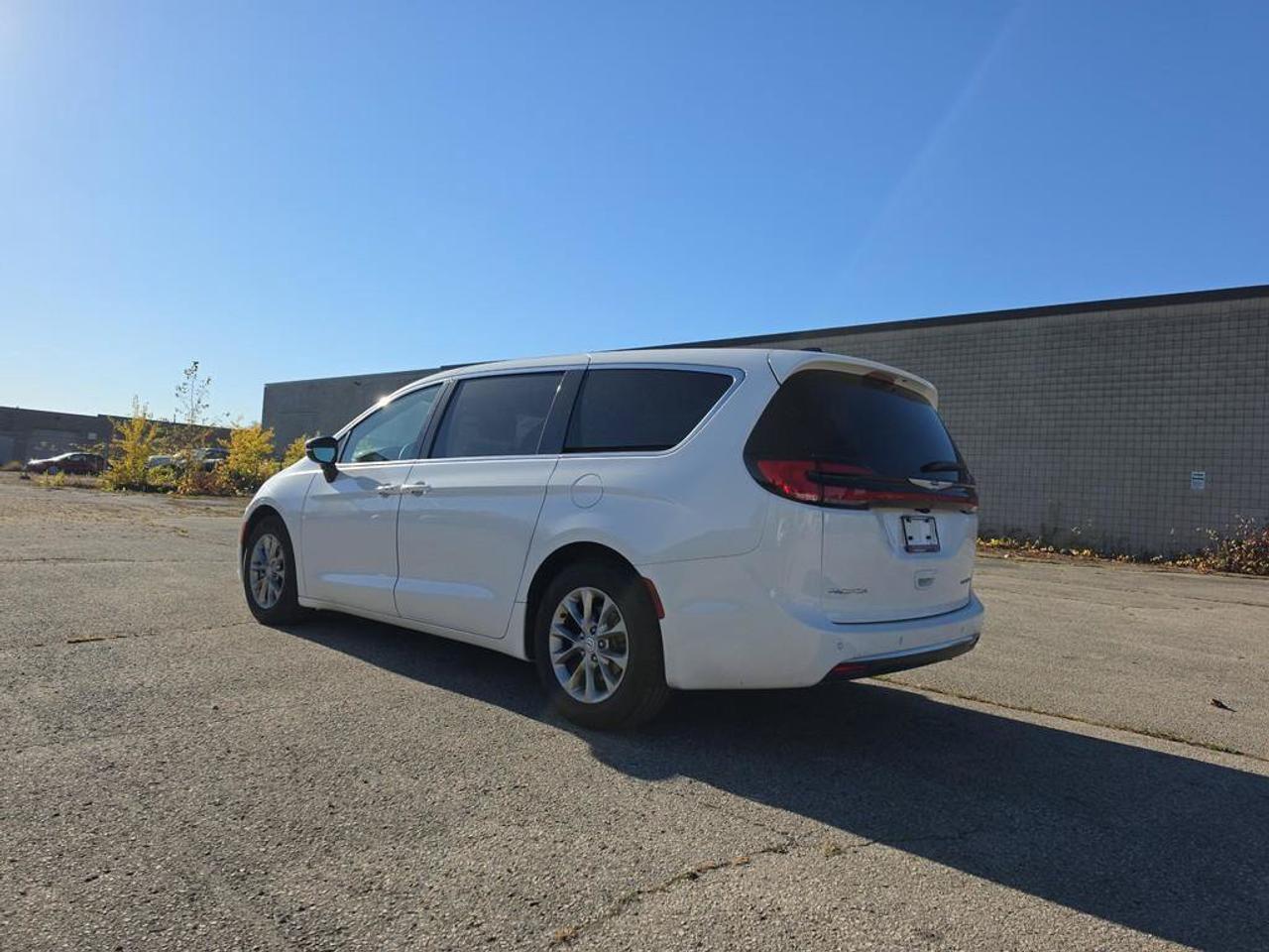 2026 Chrysler Pacifica Limited | Clean Carfax Report | Fully Certified | Ontario Vehicle | Factory Warranty | Leather | Photo3