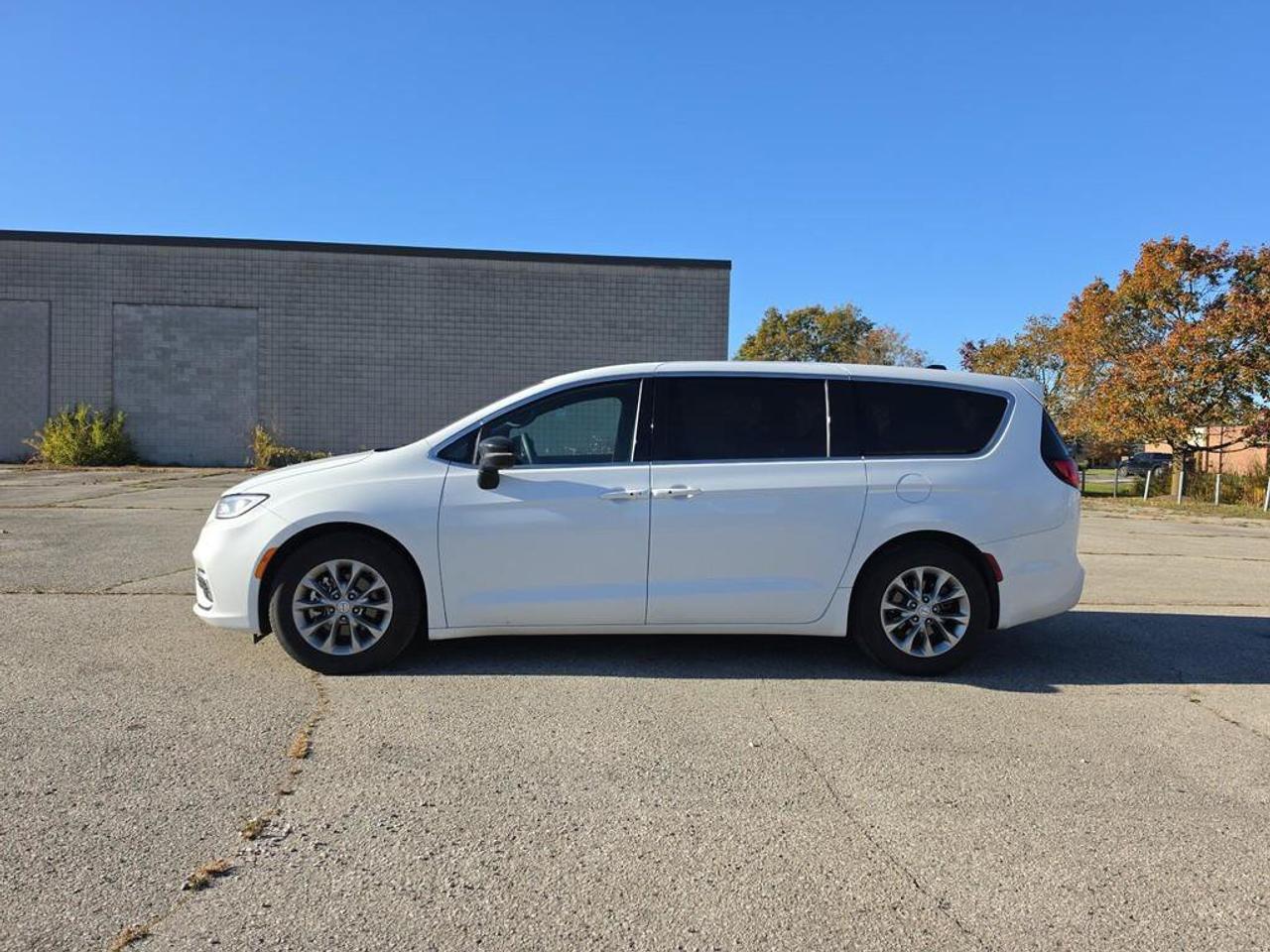 2026 Chrysler Pacifica Limited | Clean Carfax Report | Fully Certified | Ontario Vehicle | Factory Warranty | Leather | Photo