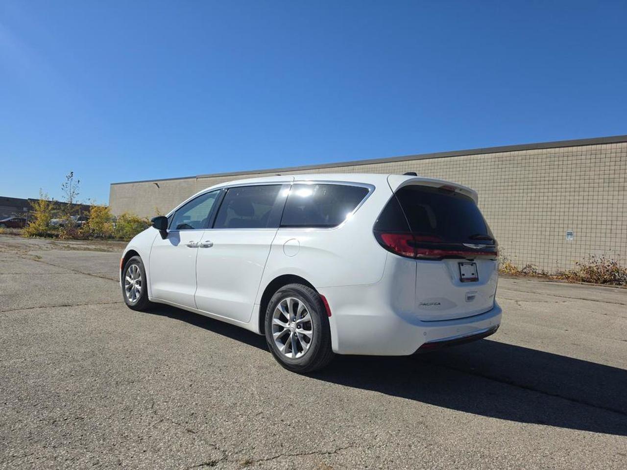 2026 Chrysler Pacifica Limited | New Tires | Clean CarFax | Fully Certified | Ontario Vehicle | Factory Warranty | Leather Photo3