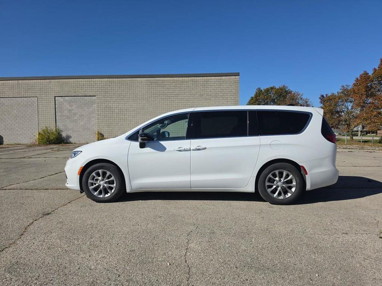 2026 Chrysler Pacifica Limited | New Tires | Clean CarFax | Fully Certified | Ontario Vehicle | Factory Warranty | Leather Photo2