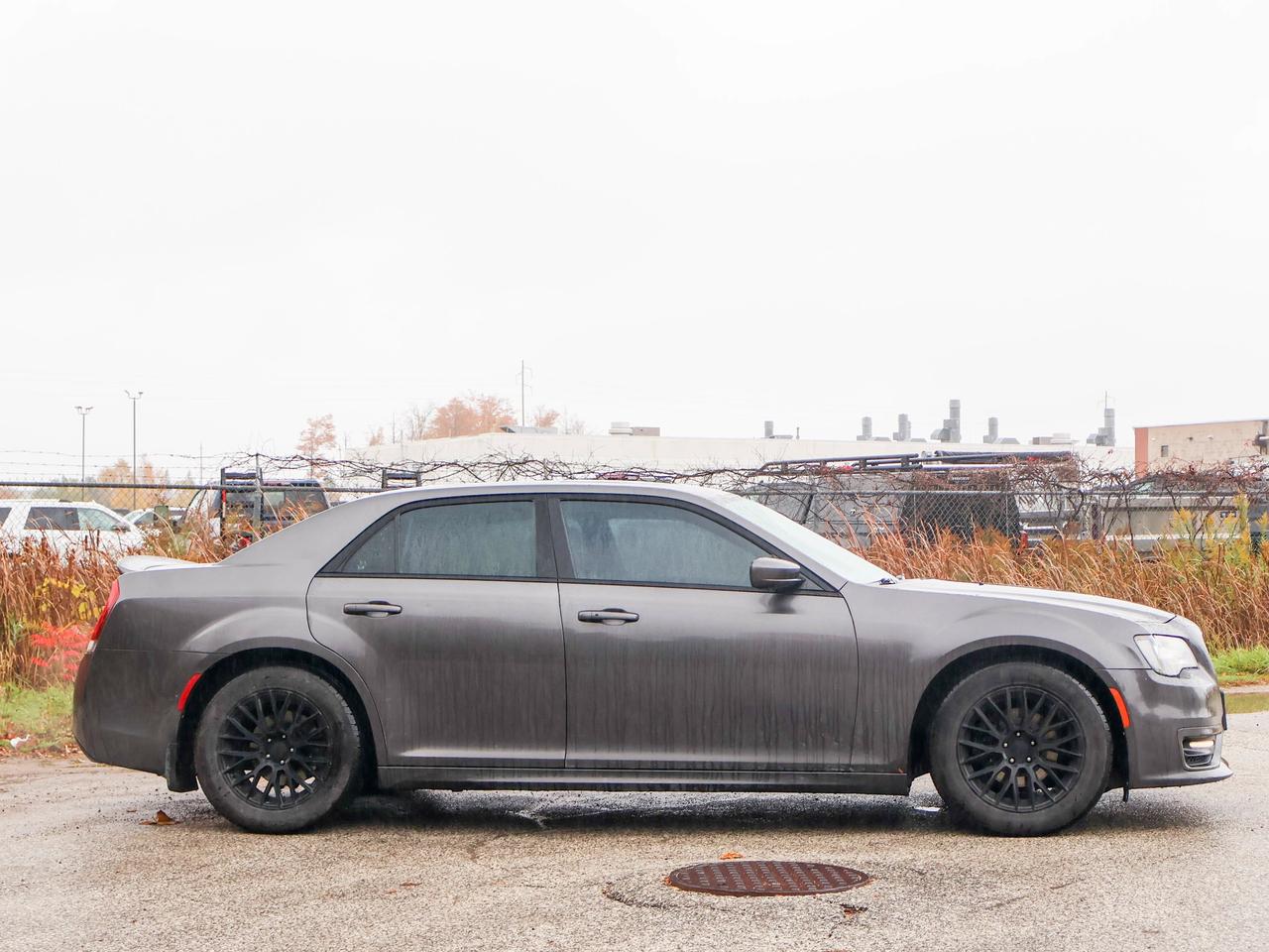 2017 Chrysler 300 300S Photo2