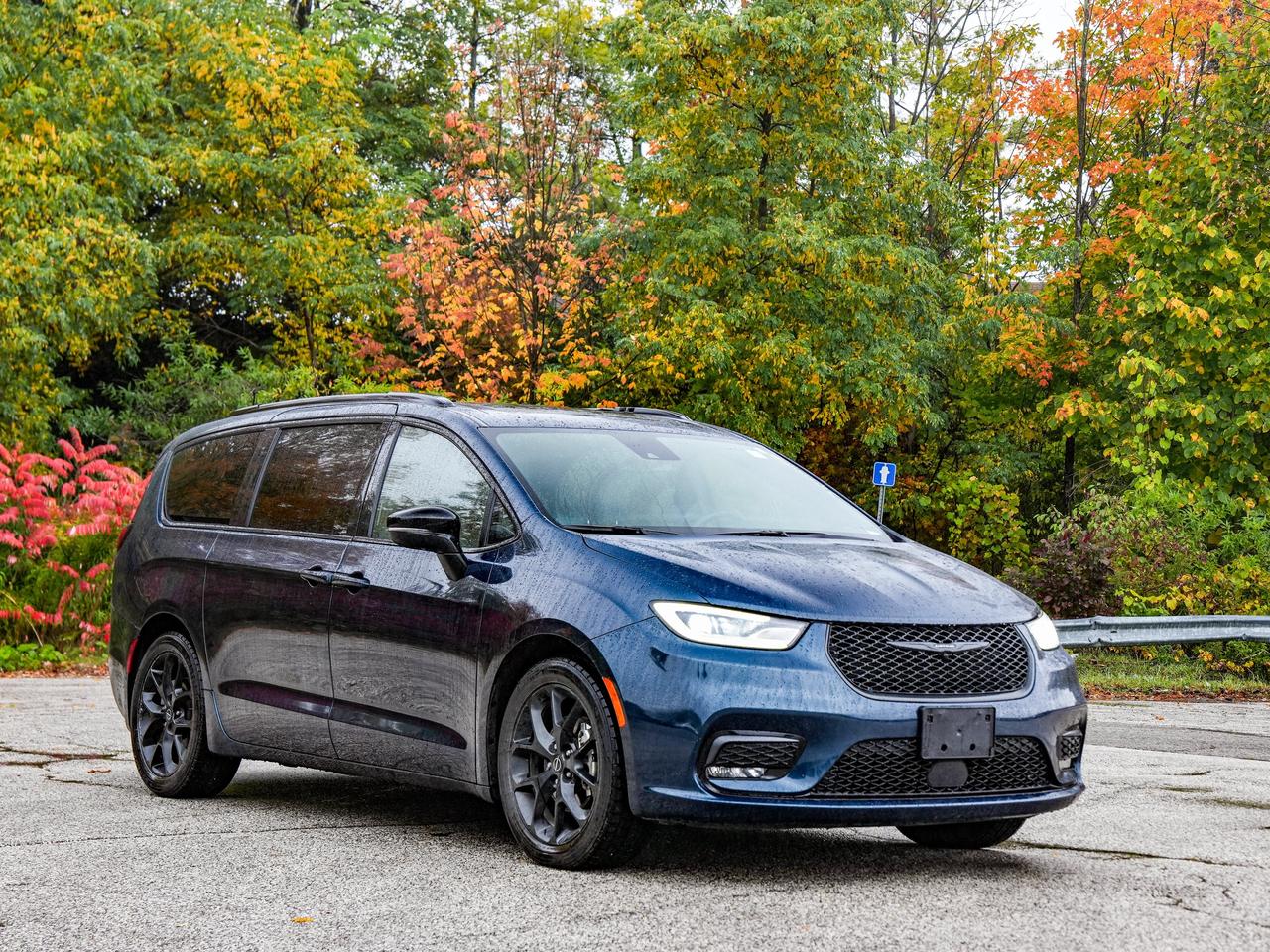 2025 Chrysler Pacifica Limited Photo2