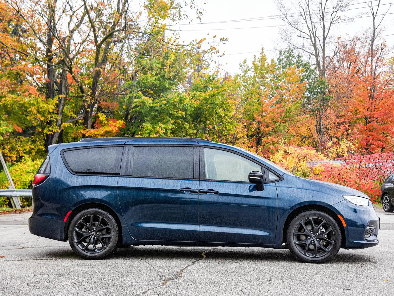 2025 Chrysler Pacifica Limited Photo3