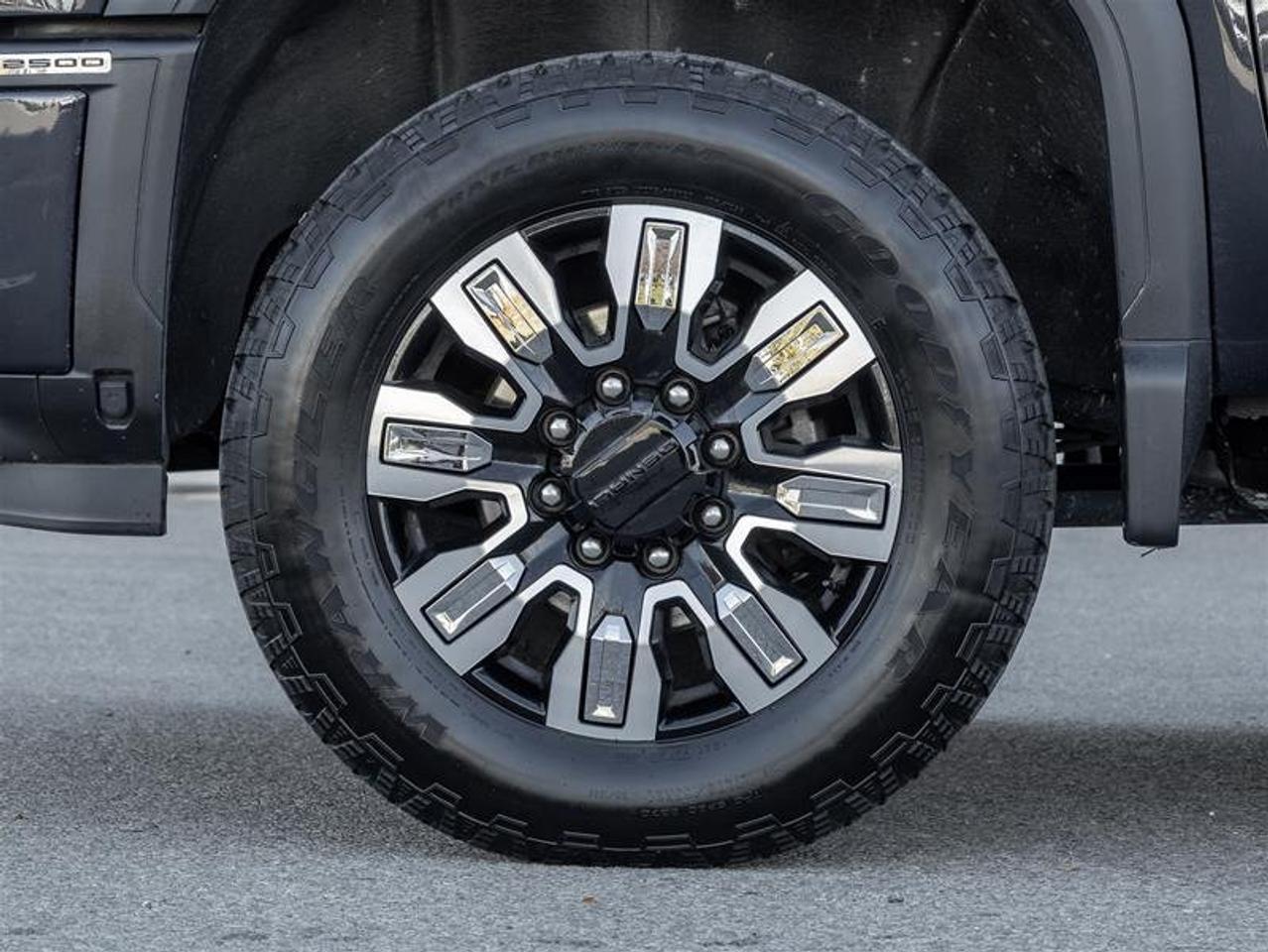 2024 GMC SIERRA 2500HD 4WD Crew Cab Standard Box Denali Photo