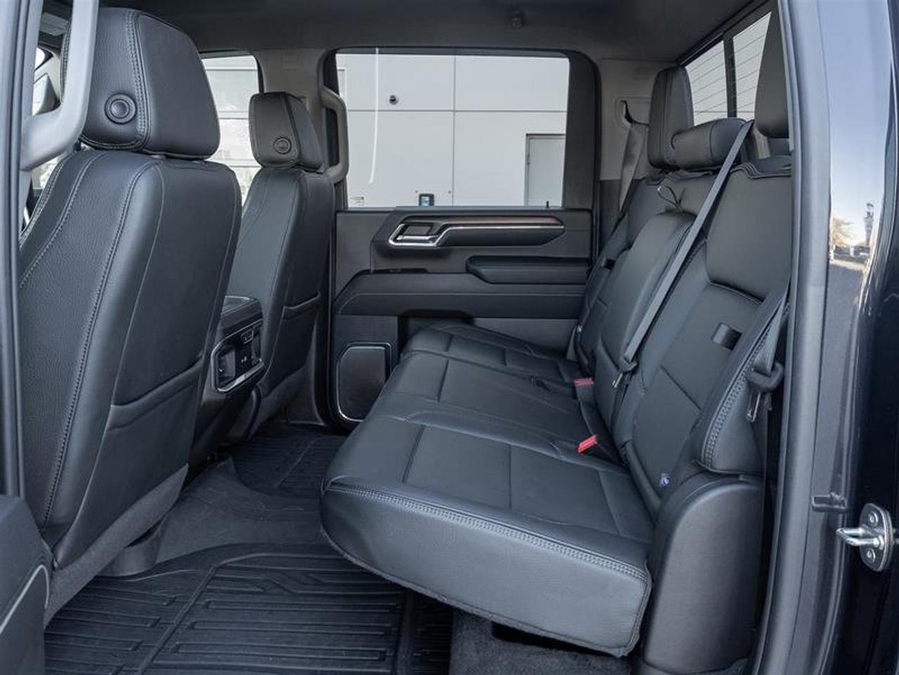 2024 GMC SIERRA 2500HD 4WD Crew Cab Standard Box Denali Photo