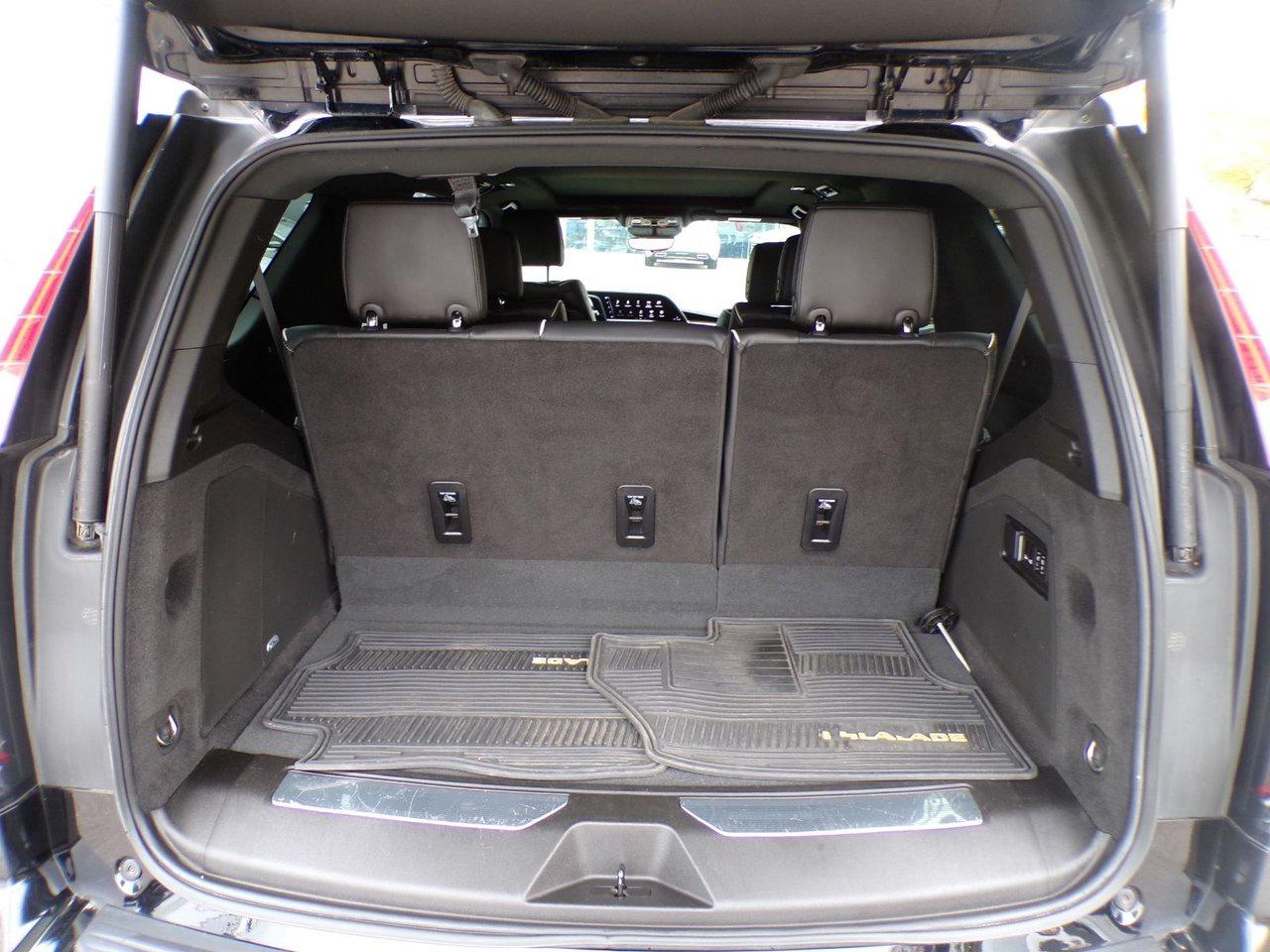 2023 Cadillac Escalade LUXURY Photo