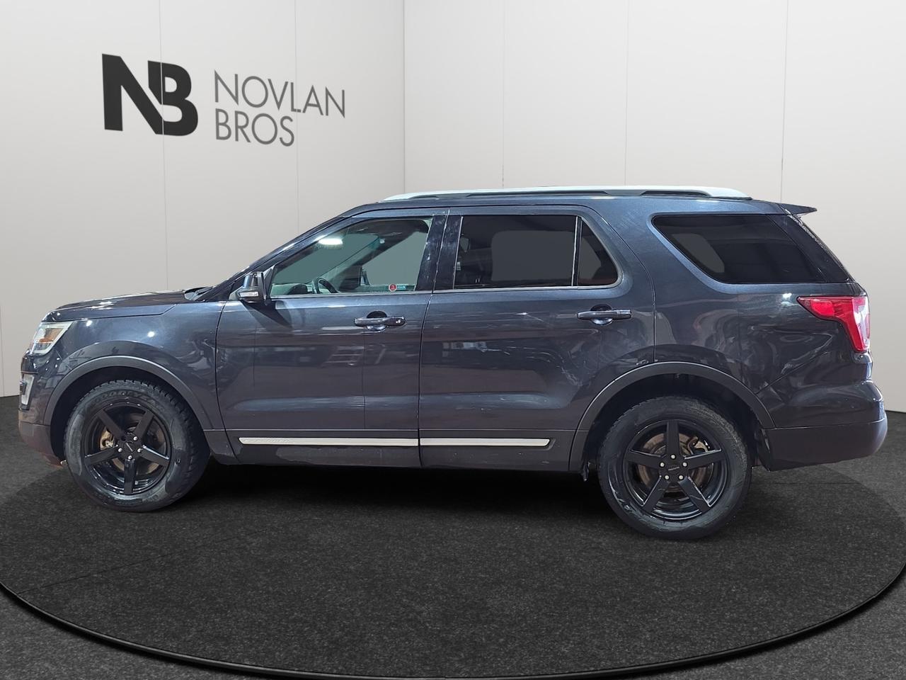 2017 Ford Explorer XLT Photo1