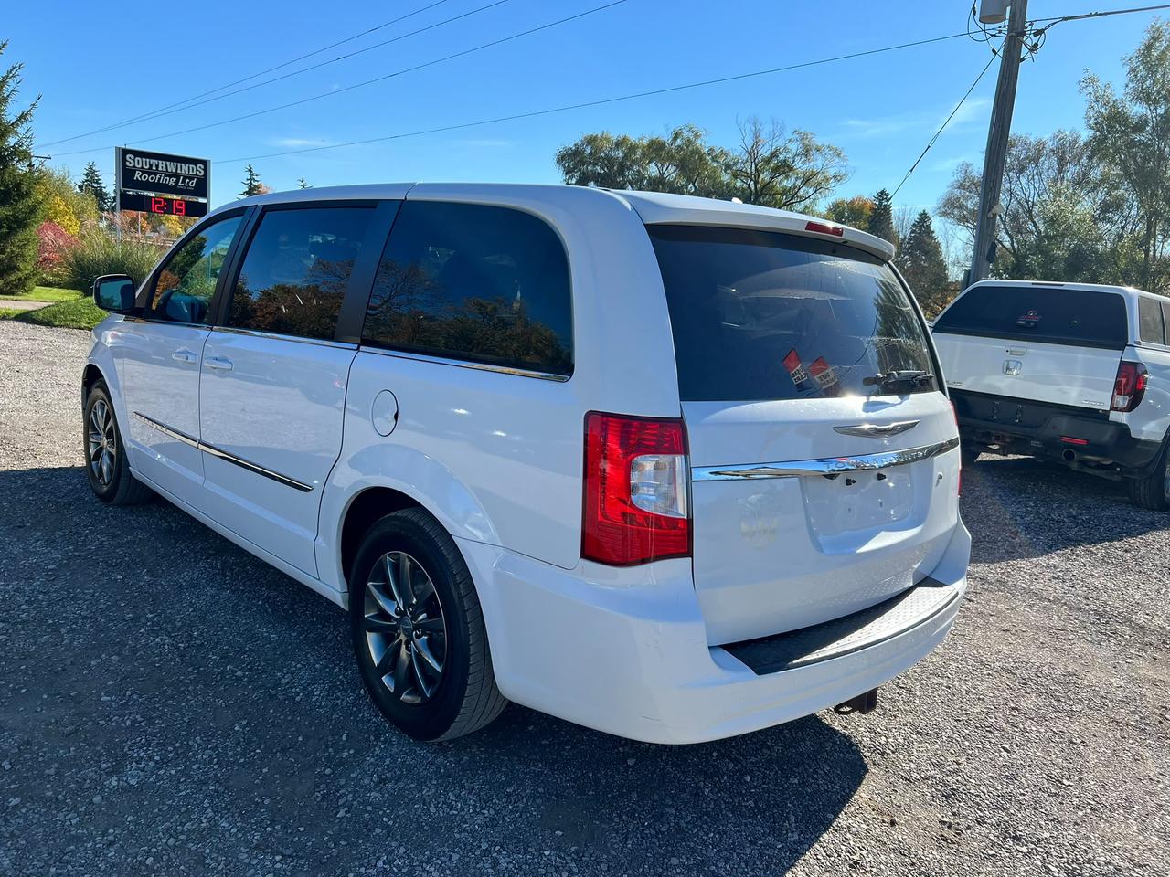 2016 Chrysler Town & Country 4dr Wgn S CERTIFIED ELECTRIC DOORS Photo