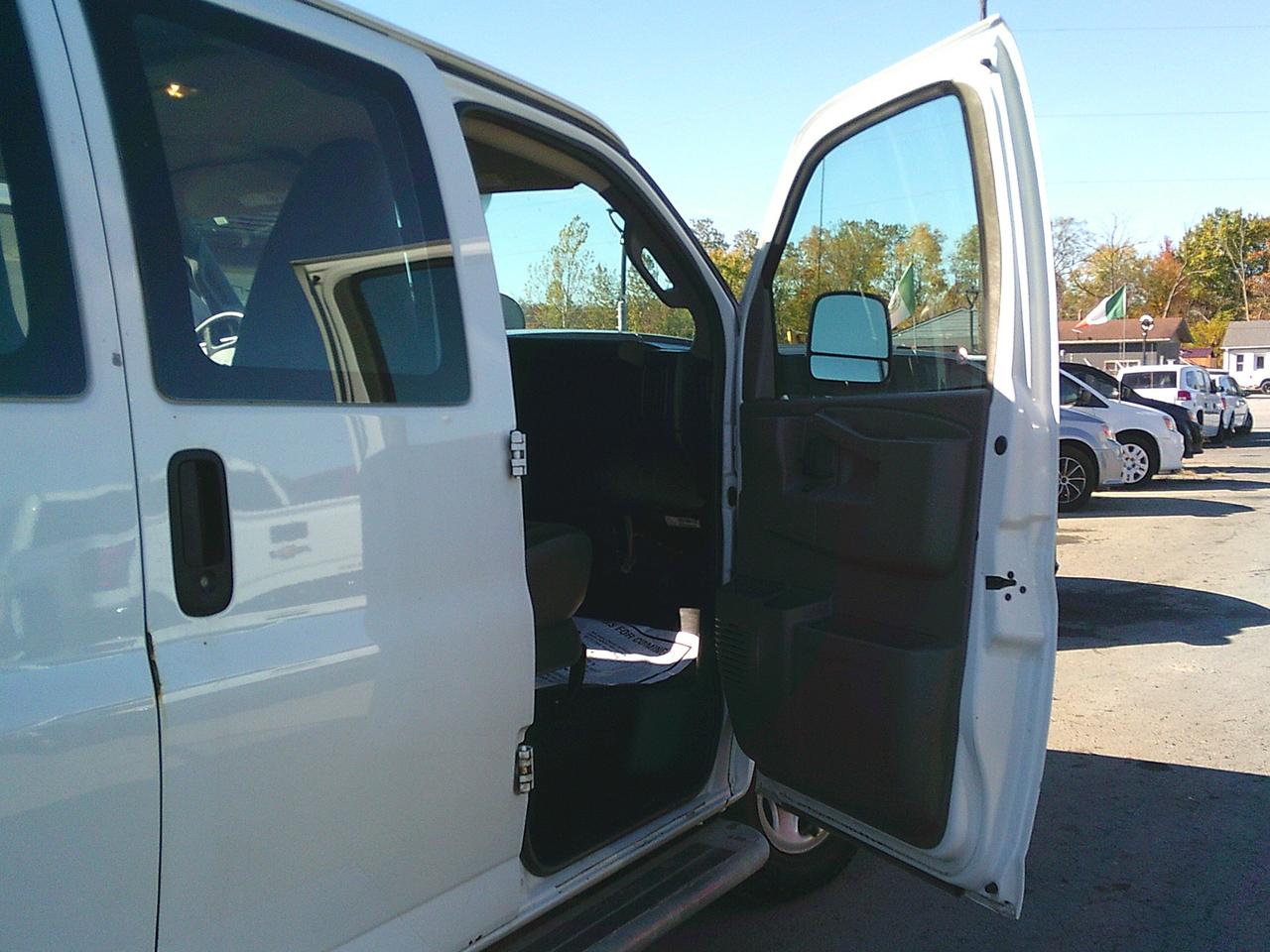 2019 GMC Savana Cargo Van RWD 2500 135" Photo