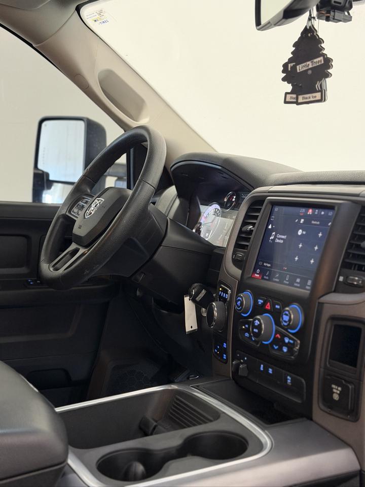 2022 RAM 1500 Classic EXPRESS 4X4 CREW CAB 5'7" BOX Photo
