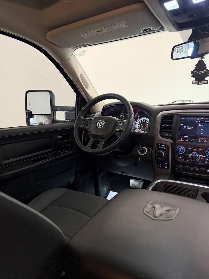 2022 RAM 1500 Classic EXPRESS 4X4 CREW CAB 5'7" BOX Photo