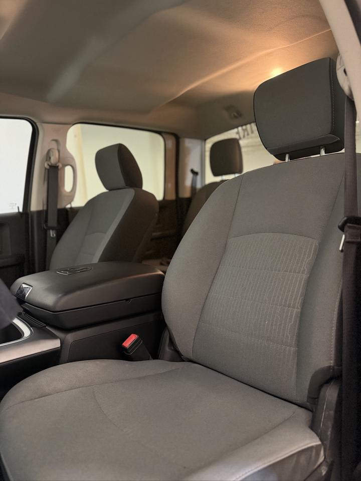 2022 RAM 1500 Classic EXPRESS 4X4 CREW CAB 5'7" BOX Photo