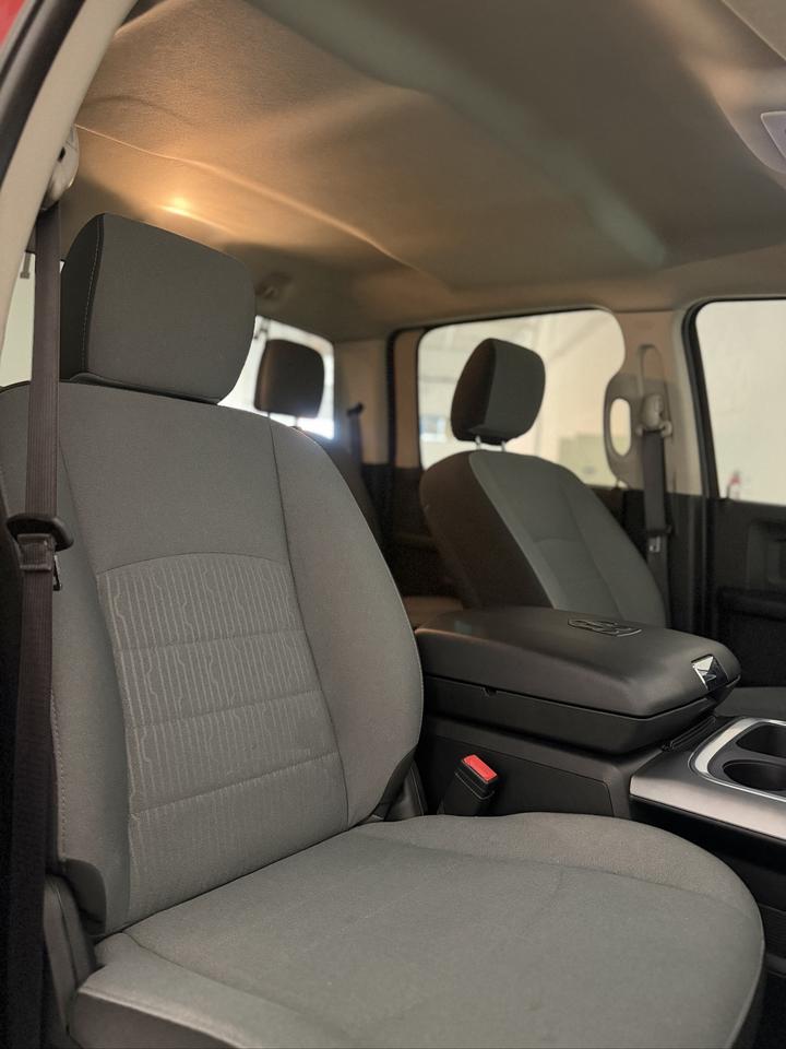2022 RAM 1500 Classic EXPRESS 4X4 CREW CAB 5'7" BOX Photo