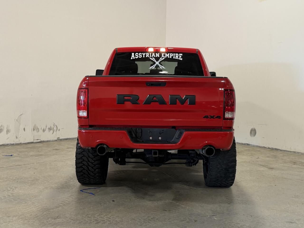 2022 RAM 1500 Classic EXPRESS 4X4 CREW CAB 5'7" BOX Photo4