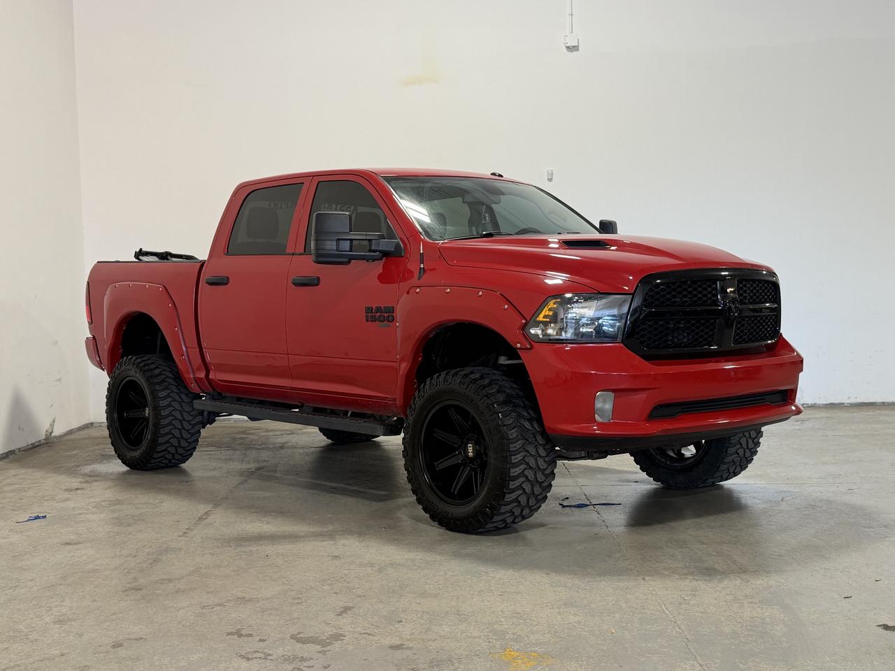 2022 RAM 1500 Classic EXPRESS 4X4 CREW CAB 5'7" BOX Photo2