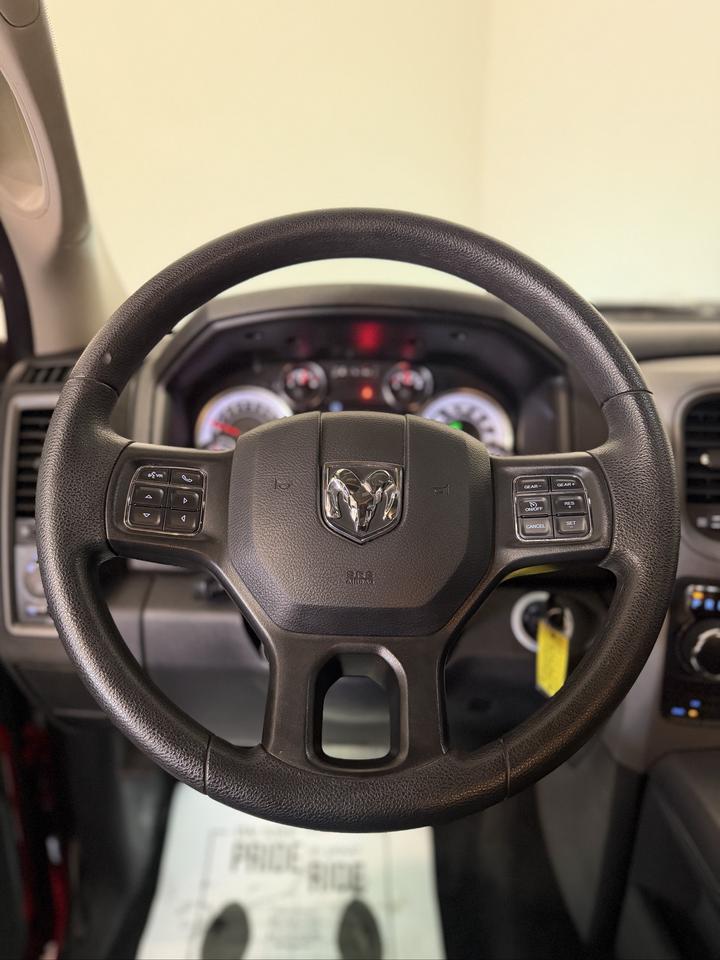 2022 RAM 1500 Classic EXPRESS 4X4 CREW CAB 5'7" BOX Photo