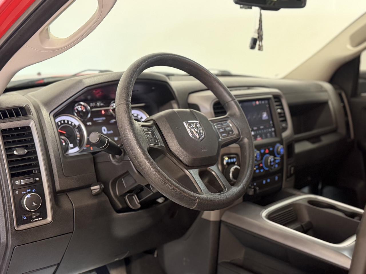 2022 RAM 1500 Classic EXPRESS 4X4 CREW CAB 5'7" BOX Photo