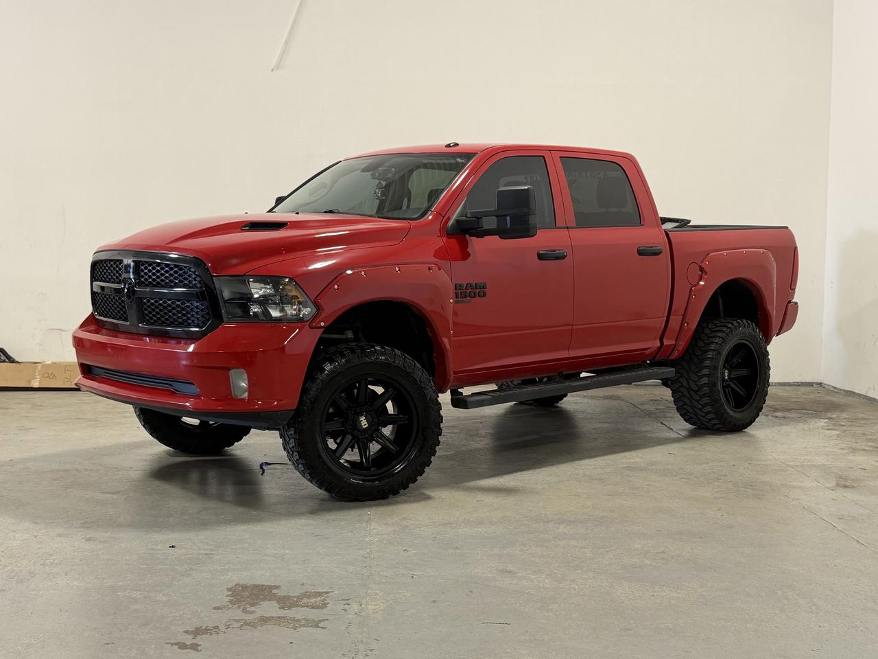 2022 RAM 1500 Classic EXPRESS 4X4 CREW CAB 5'7" BOX - Photo #1