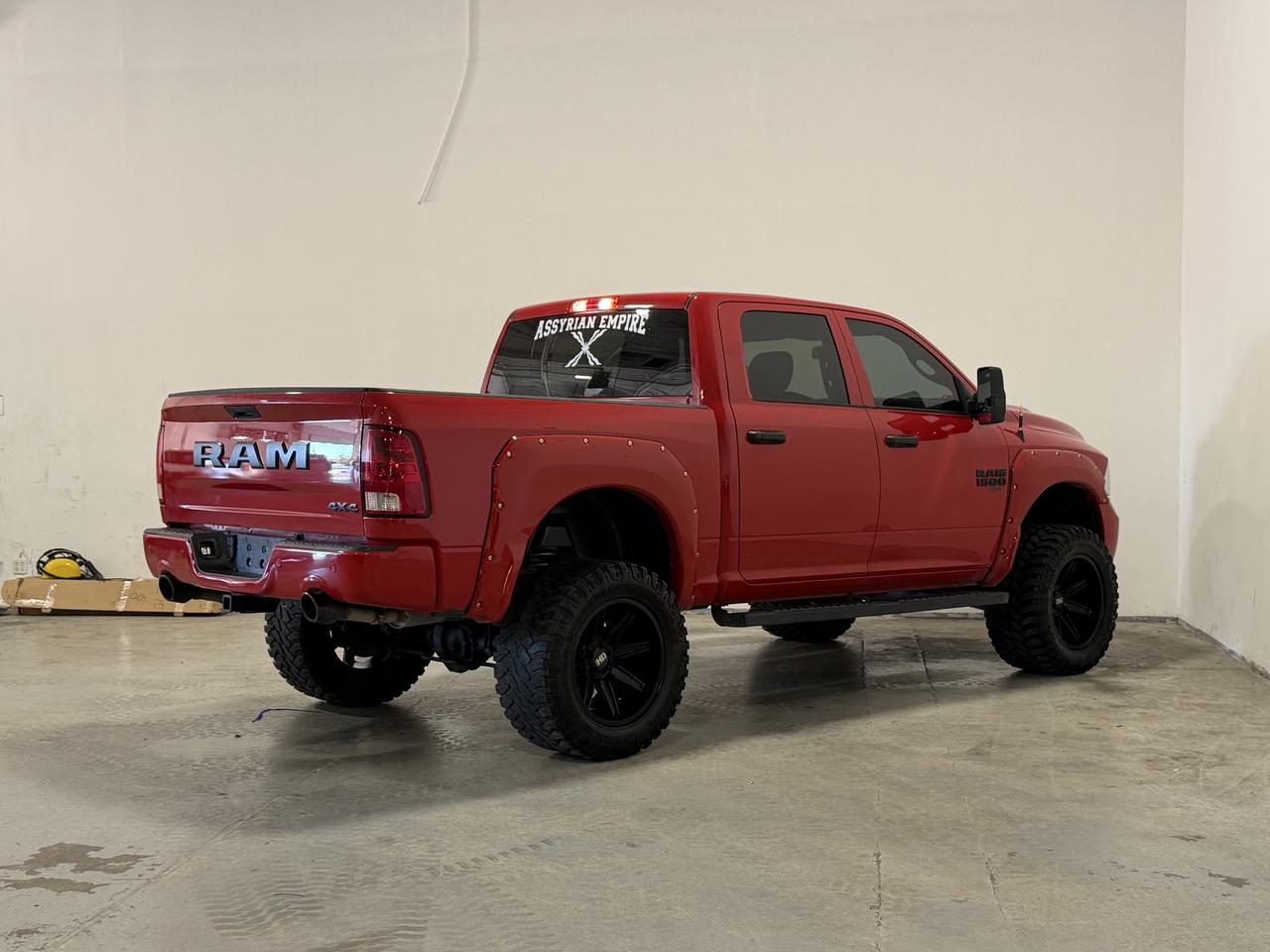 2022 RAM 1500 Classic EXPRESS 4X4 CREW CAB 5'7" BOX Photo3