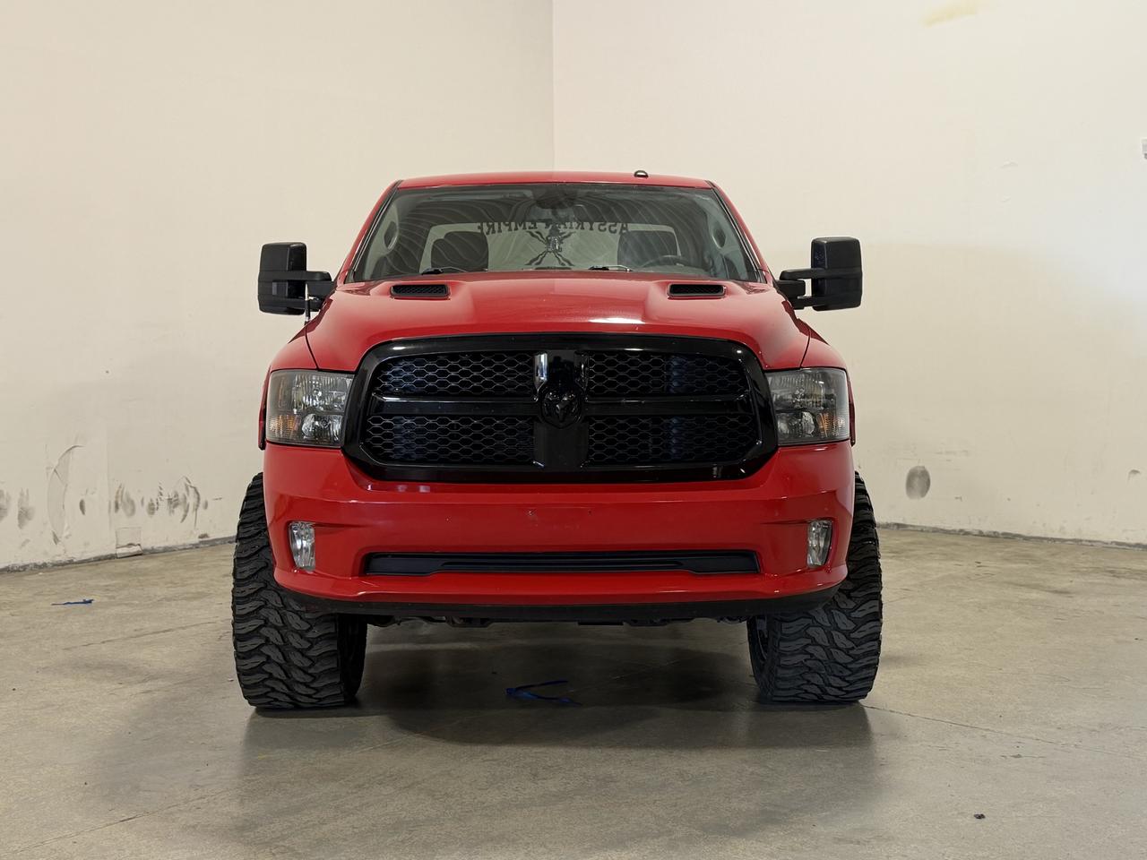 2022 RAM 1500 Classic EXPRESS 4X4 CREW CAB 5'7" BOX Photo1