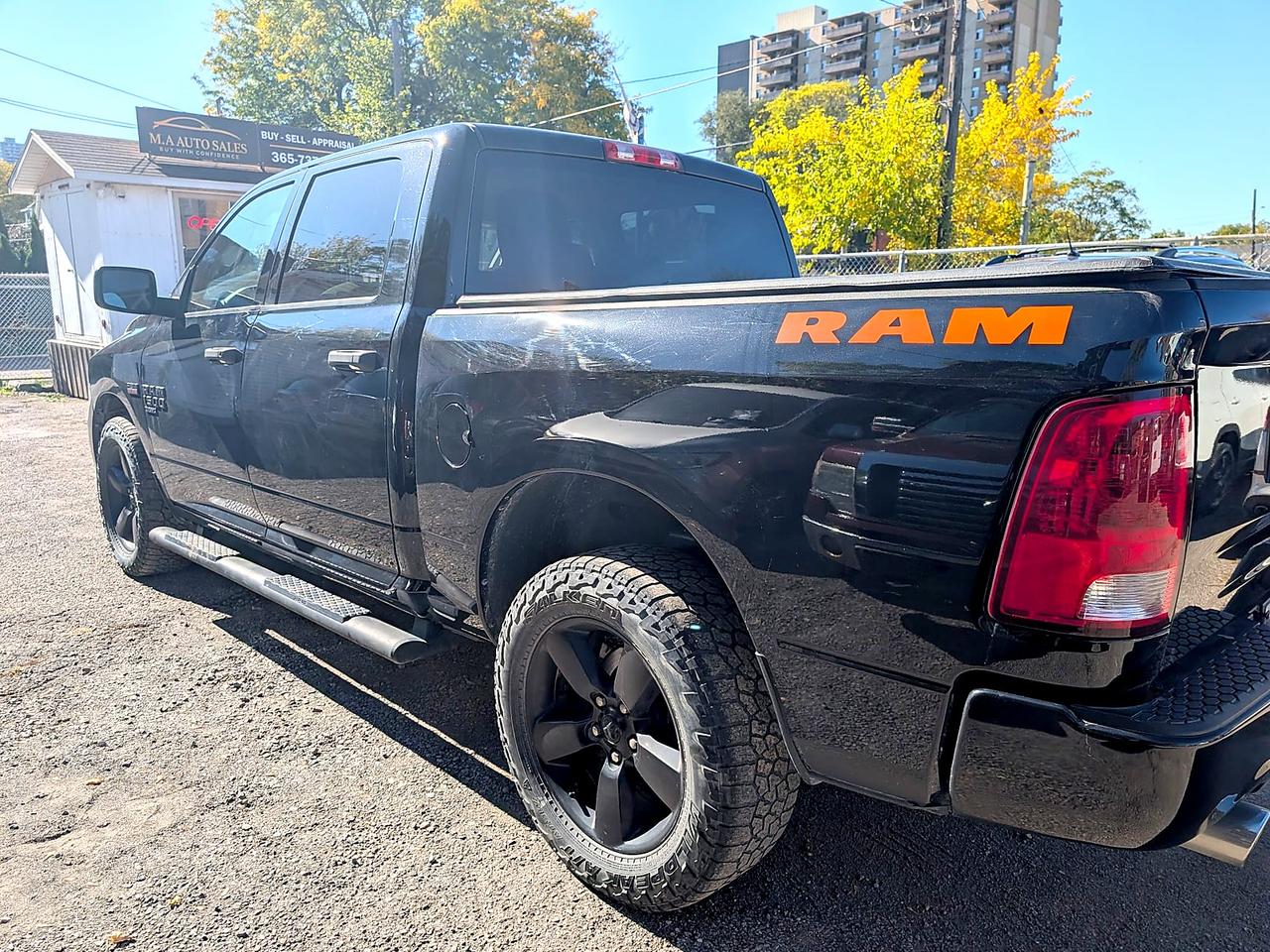 2020 RAM 1500 Classic EXPRESS 4X4 CREW CAB 5'7" BOX Photo3