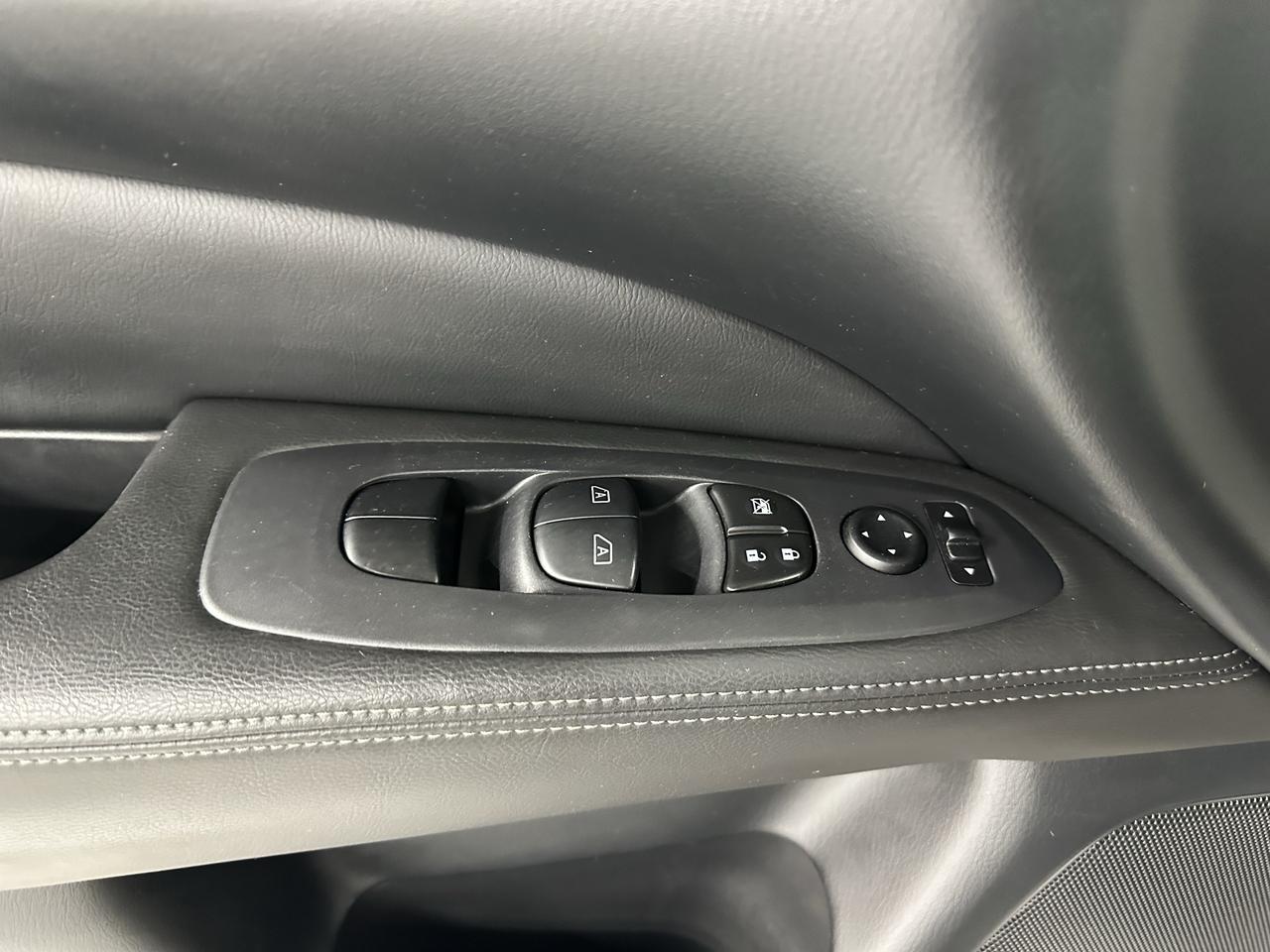 2019 Nissan Pathfinder SV Tech Photo12