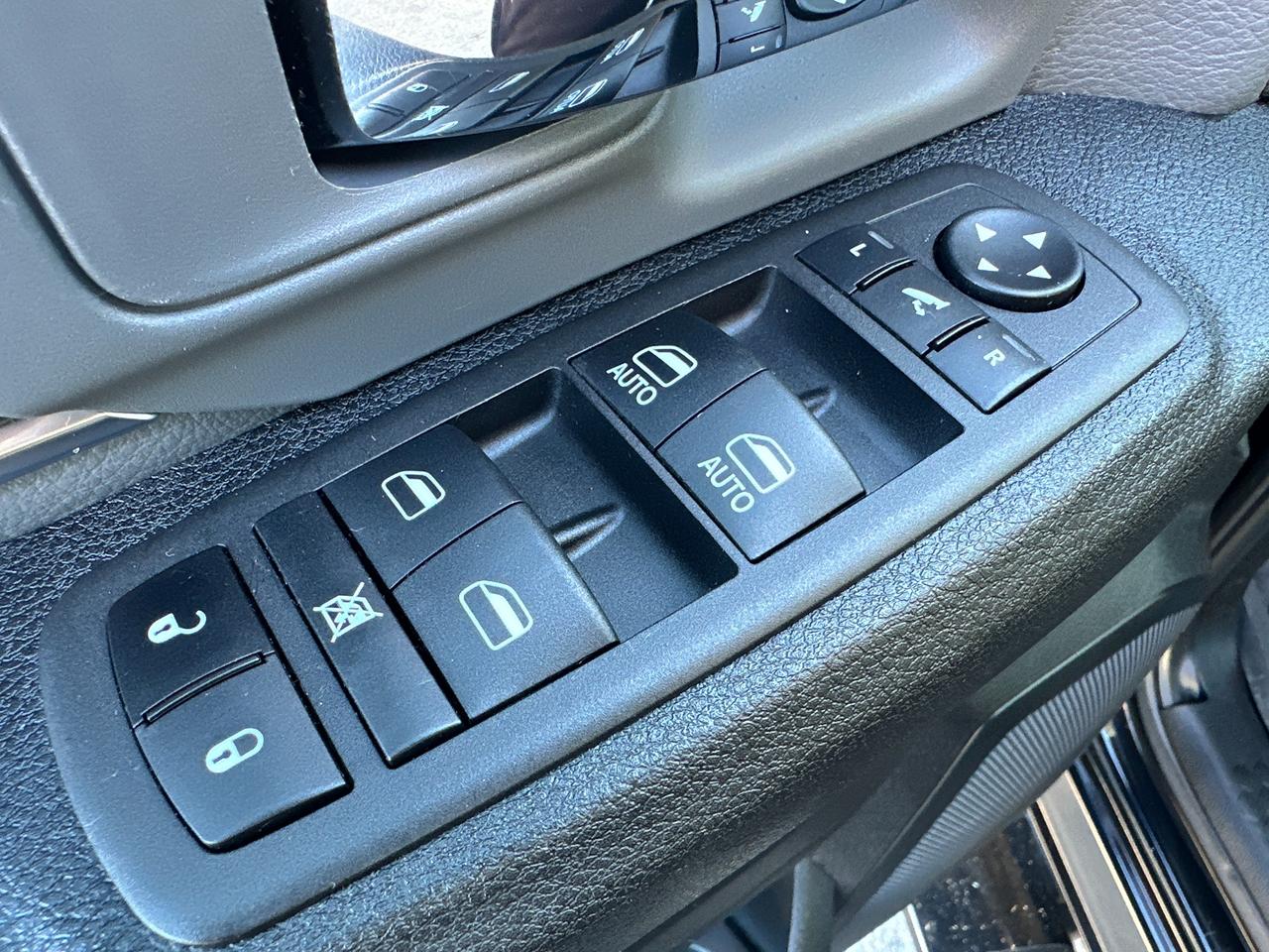 2023 RAM 1500 Classic SLT Crew 4x4 HEMI HTD-Cloth 6-Pass Bluetooth XM Photo