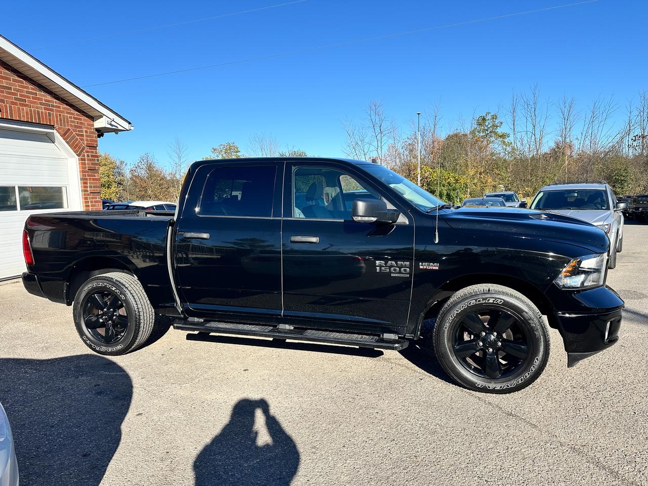 2023 RAM 1500 Classic SLT Crew 4x4 HEMI HTD-Cloth 6-Pass Bluetooth XM Photo