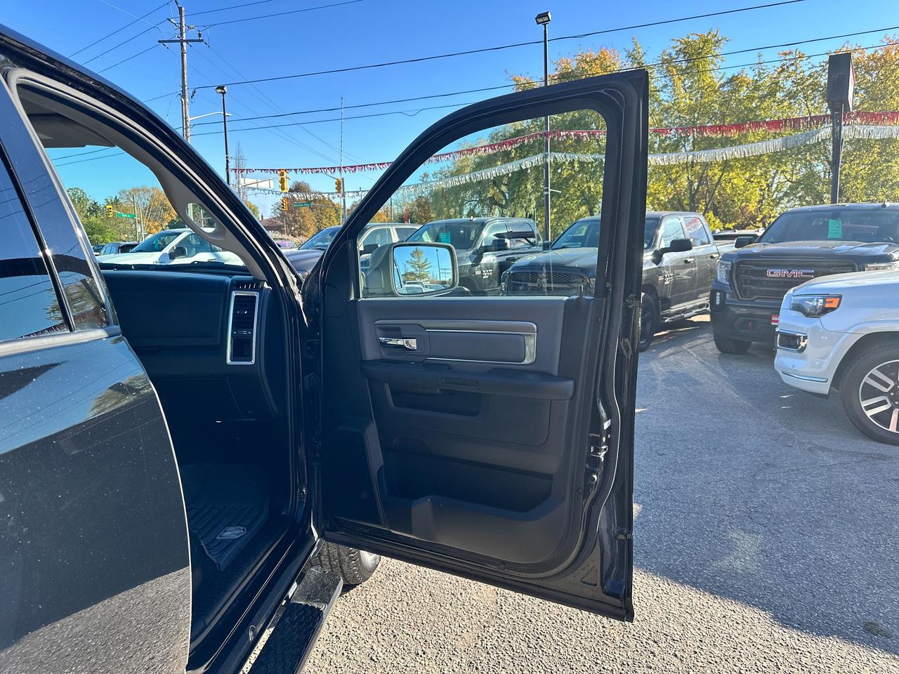 2023 RAM 1500 Classic SLT Crew 4x4 HEMI HTD-Cloth 6-Pass Bluetooth XM Photo