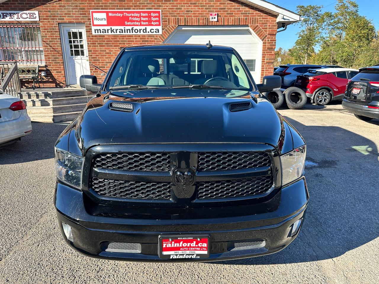 2023 RAM 1500 Classic SLT Crew 4x4 HEMI HTD-Cloth 6-Pass Bluetooth XM Photo5
