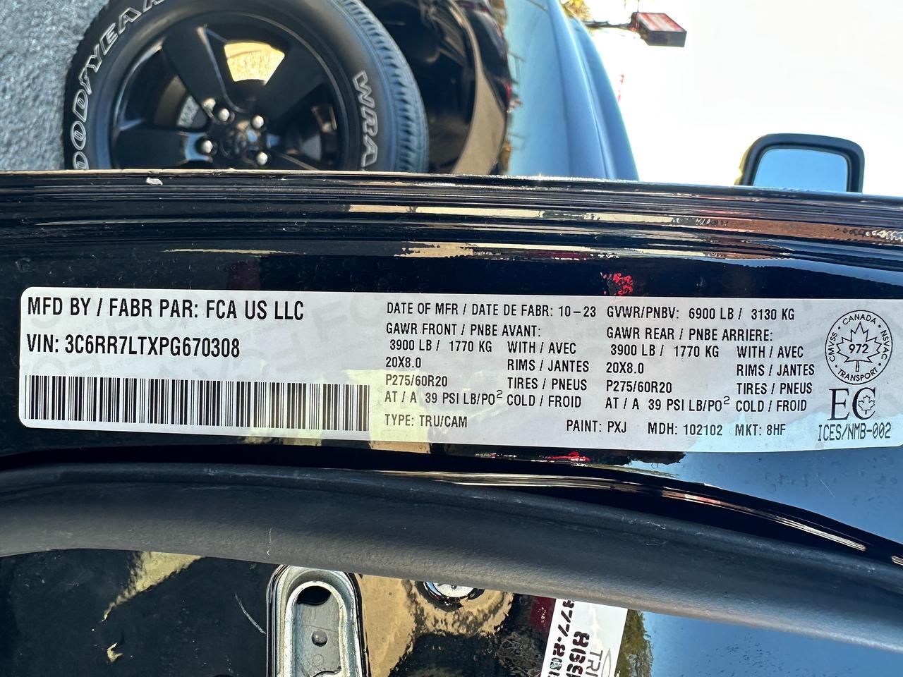 2023 RAM 1500 Classic SLT Crew 4x4 HEMI HTD-Cloth 6-Pass Bluetooth XM Photo