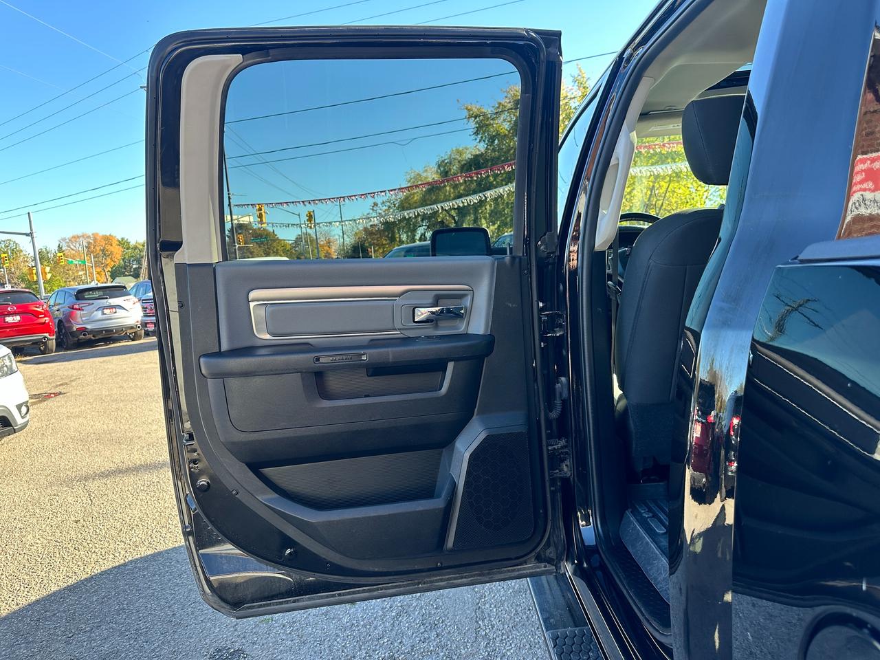 2023 RAM 1500 Classic SLT Crew 4x4 HEMI HTD-Cloth 6-Pass Bluetooth XM Photo