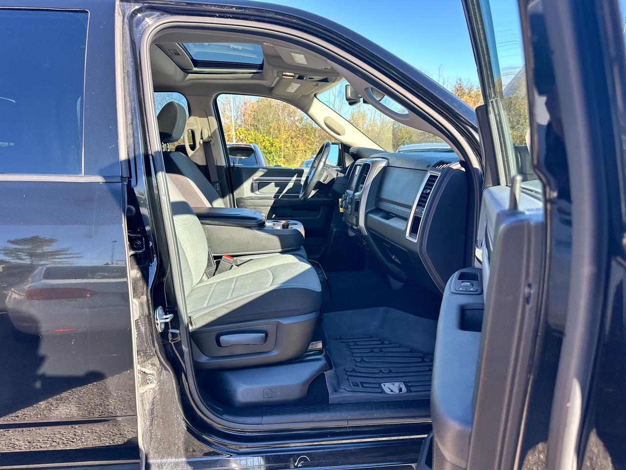 2023 RAM 1500 Classic SLT Crew 4x4 HEMI HTD-Cloth 6-Pass Bluetooth XM Photo