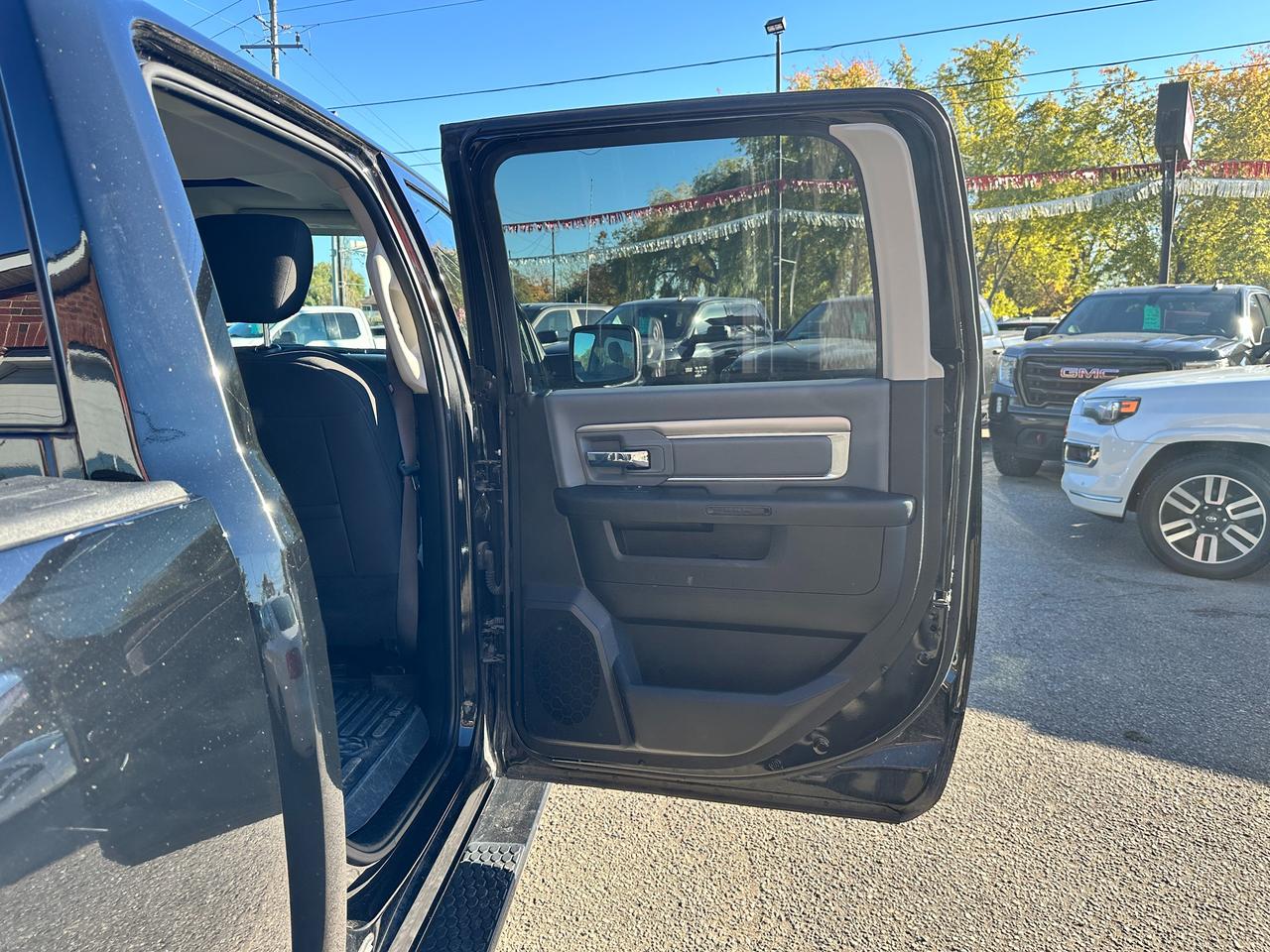 2023 RAM 1500 Classic SLT Crew 4x4 HEMI HTD-Cloth 6-Pass Bluetooth XM Photo