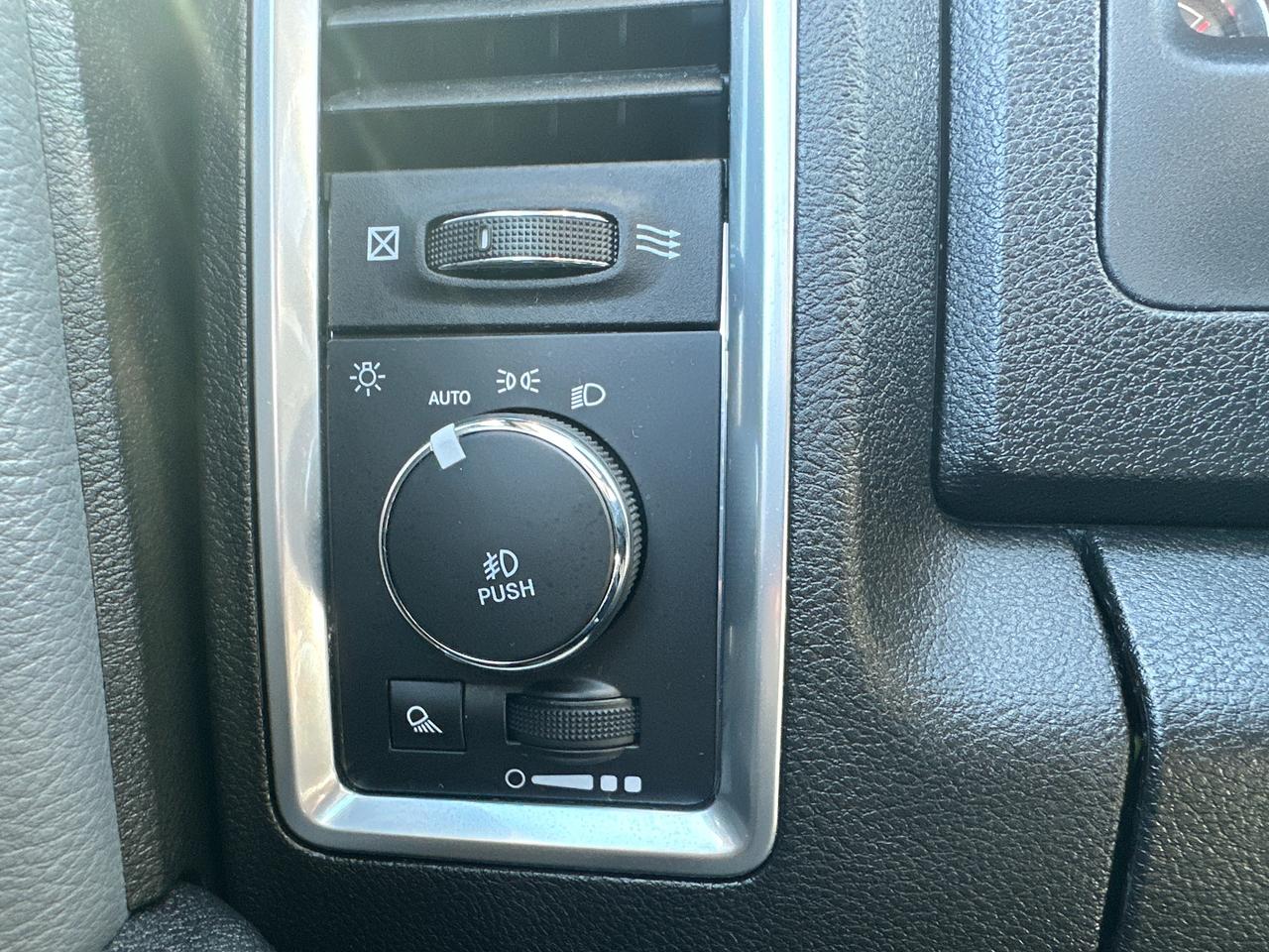 2023 RAM 1500 Classic SLT Crew 4x4 HEMI HTD-Cloth 6-Pass Bluetooth XM Photo