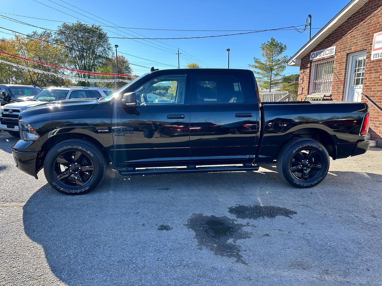 2023 RAM 1500 Classic SLT Crew 4x4 HEMI HTD-Cloth 6-Pass Bluetooth XM Photo2