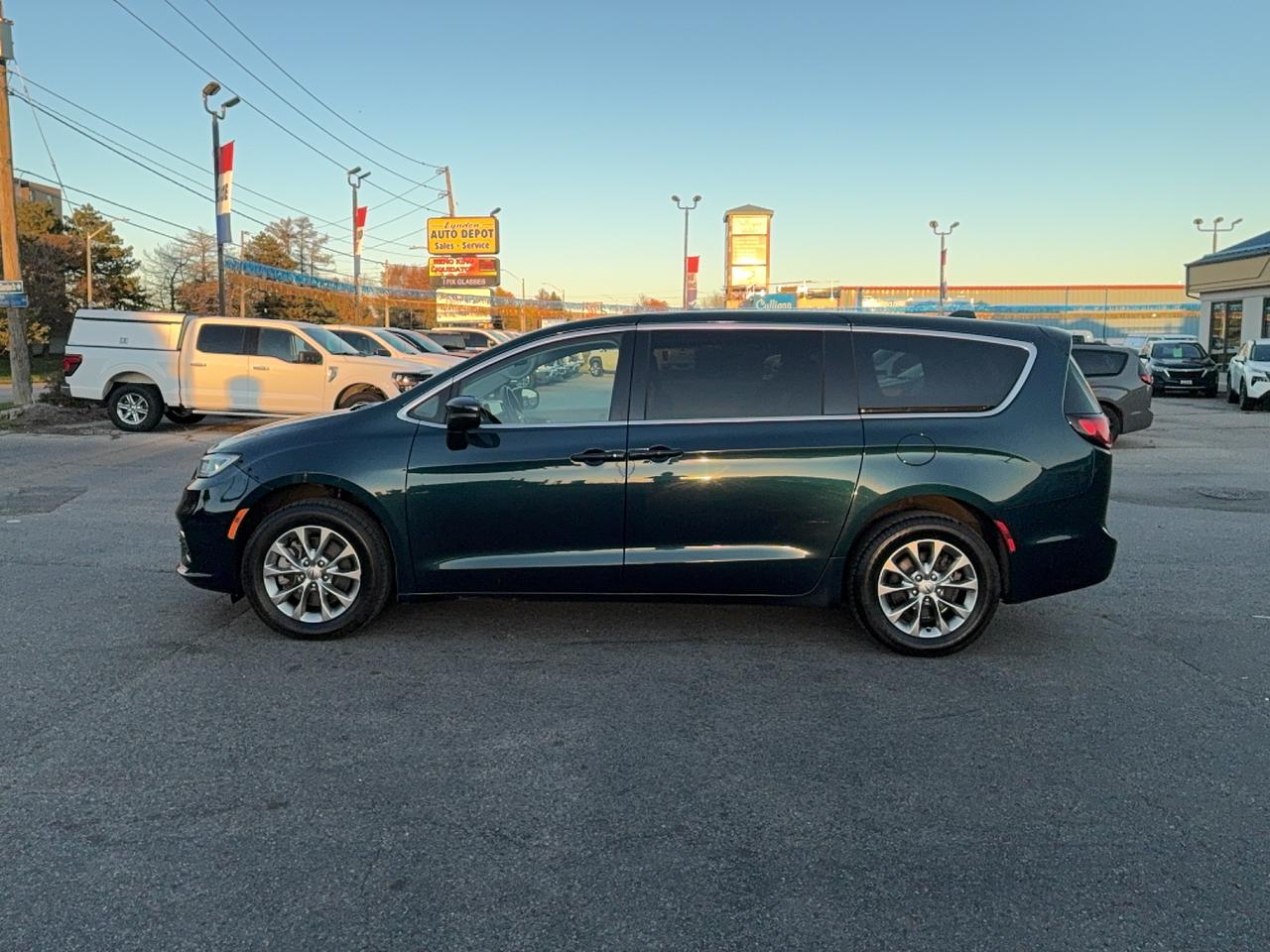 2023 Chrysler Pacifica TOURING L AWD 3.6L 6cyl 7Pass LeatherHeatedSeats Photo