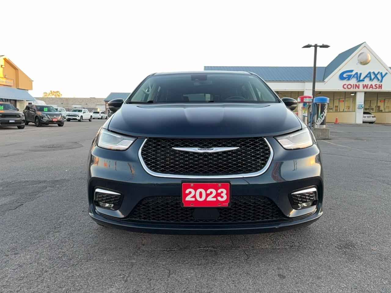 2023 Chrysler Pacifica TOURING L AWD 3.6L 6cyl 7Pass LeatherHeatedSeats Photo