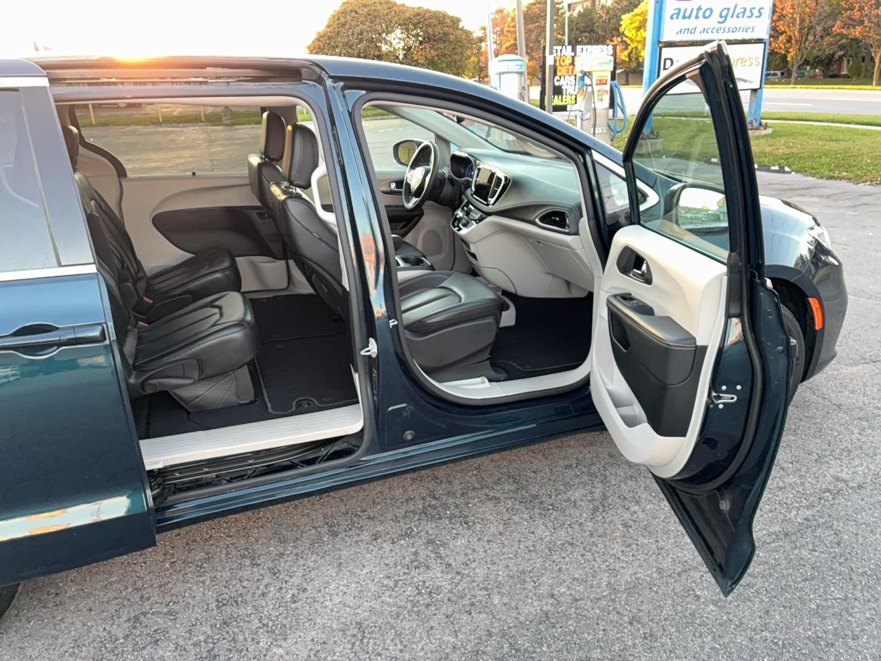 2023 Chrysler Pacifica TOURING L AWD 3.6L 6cyl 7Pass LeatherHeatedSeats Photo