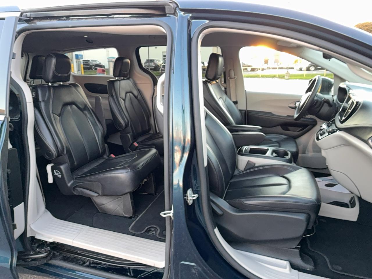 2023 Chrysler Pacifica TOURING L AWD 3.6L 6cyl 7Pass LeatherHeatedSeats Photo