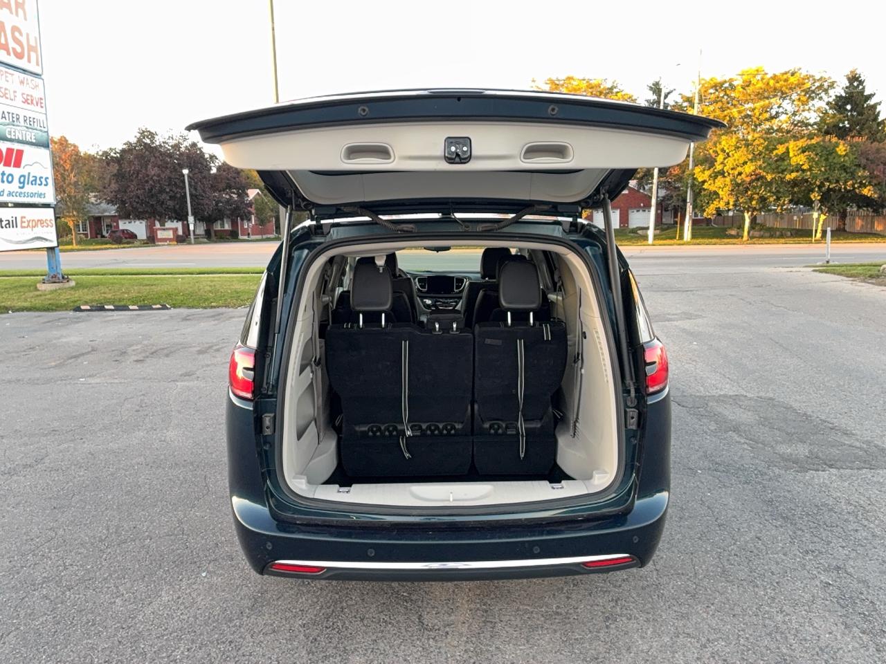 2023 Chrysler Pacifica TOURING L AWD 3.6L 6cyl 7Pass LeatherHeatedSeats Photo