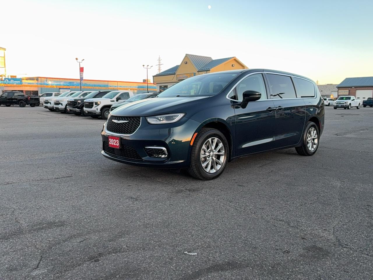2023 Chrysler Pacifica TOURING L AWD 3.6L 6cyl 7Pass LeatherHeatedSeats Photo